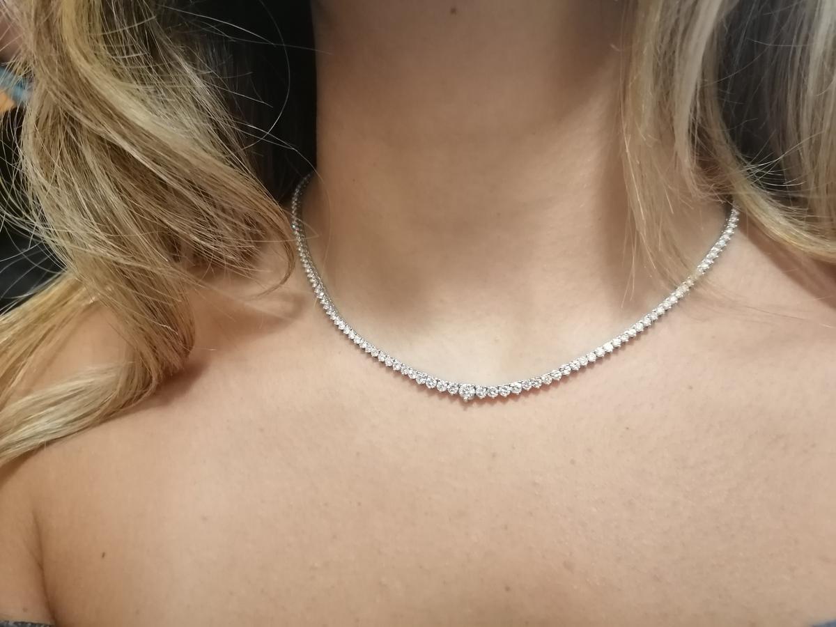 Die atemberaubende 9-Karat-Diamant-Tennis-Riviere-Halskette ist ein Meisterwerk der Eleganz und Raffinesse. Diese exquisite Halskette aus luxuriösem 18-karätigem Weißgold schmiegt sich anmutig um den Hals und bietet zeitlose Schönheit und