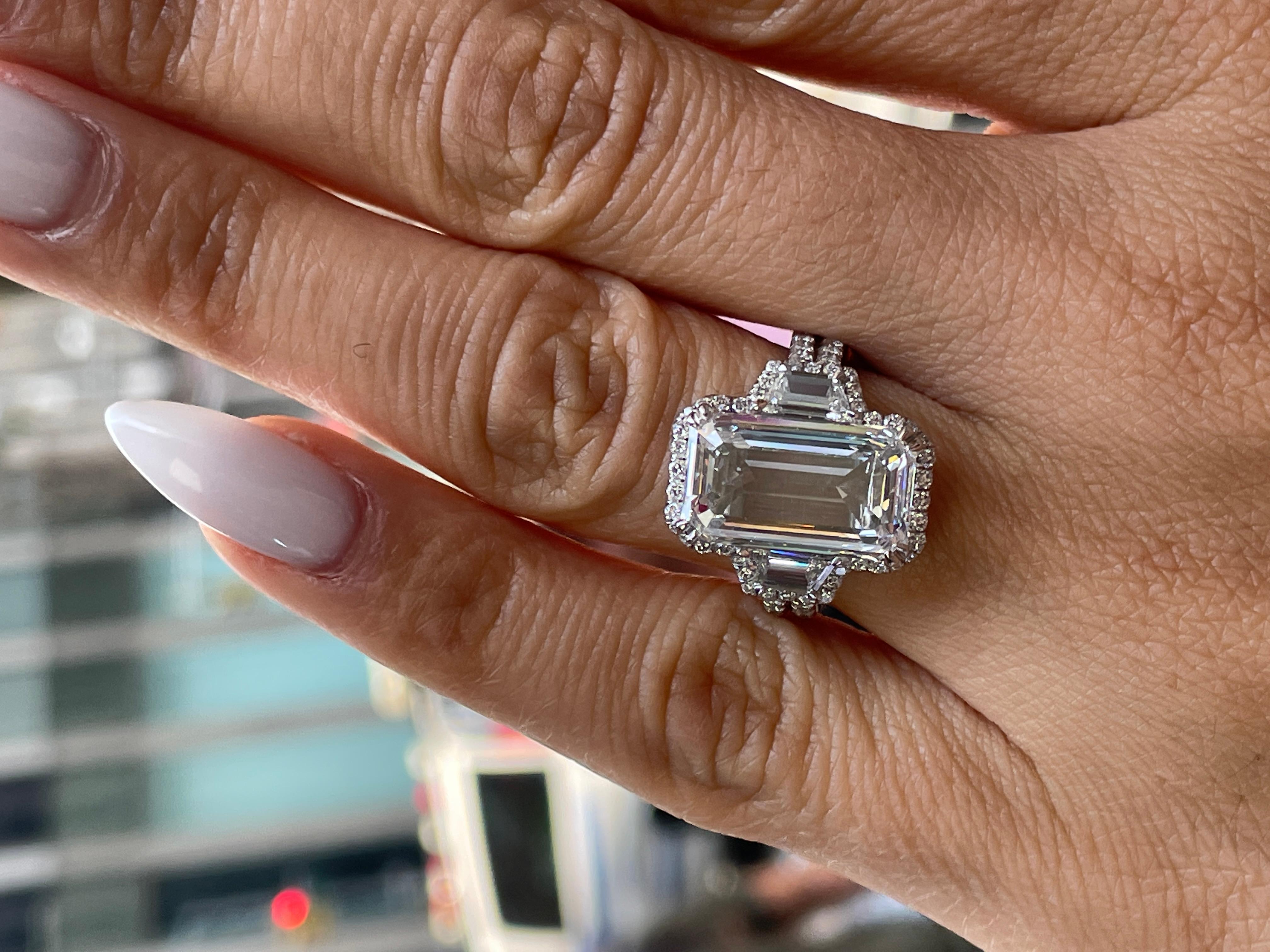 Bague de fiançailles avec diamant taille émeraude de 9 carats certifié GIA, E VVS1 en vente 1
