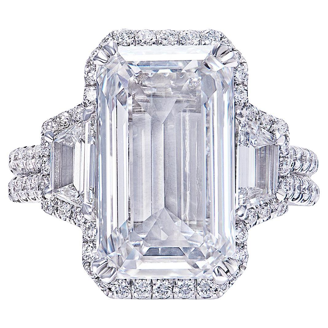 Bague de fiançailles avec diamant taille émeraude de 9 carats certifié GIA, E VVS1 en vente