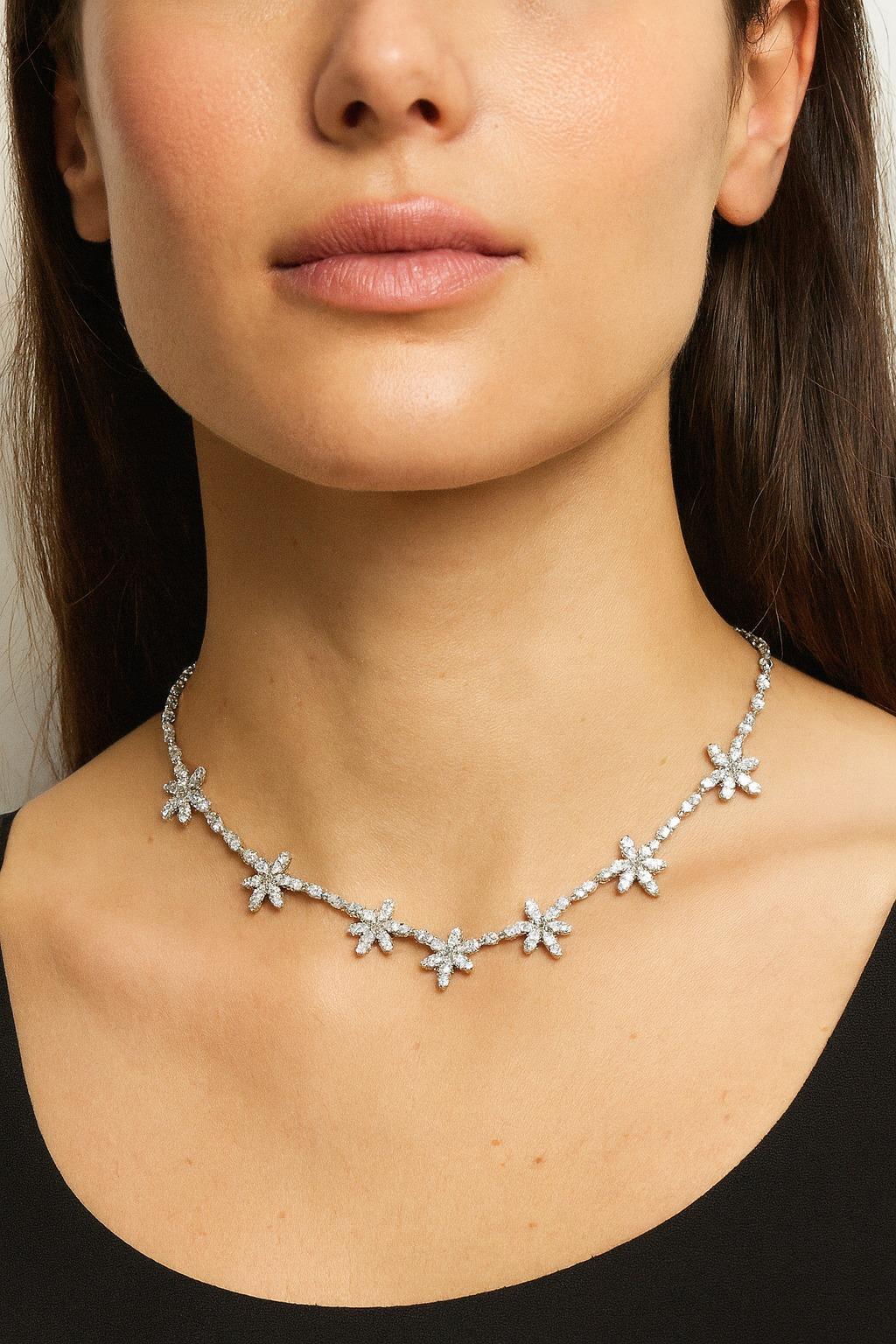 Collana con diamanti tondi a fiore in oro bianco 18K

Un'elegante collana di ispirazione floreale realizzata in oro bianco massiccio 18 carati, con un peso di 36,3 grammi. Il design è incastonato con 294 diamanti naturali rotondi taglio brillante,