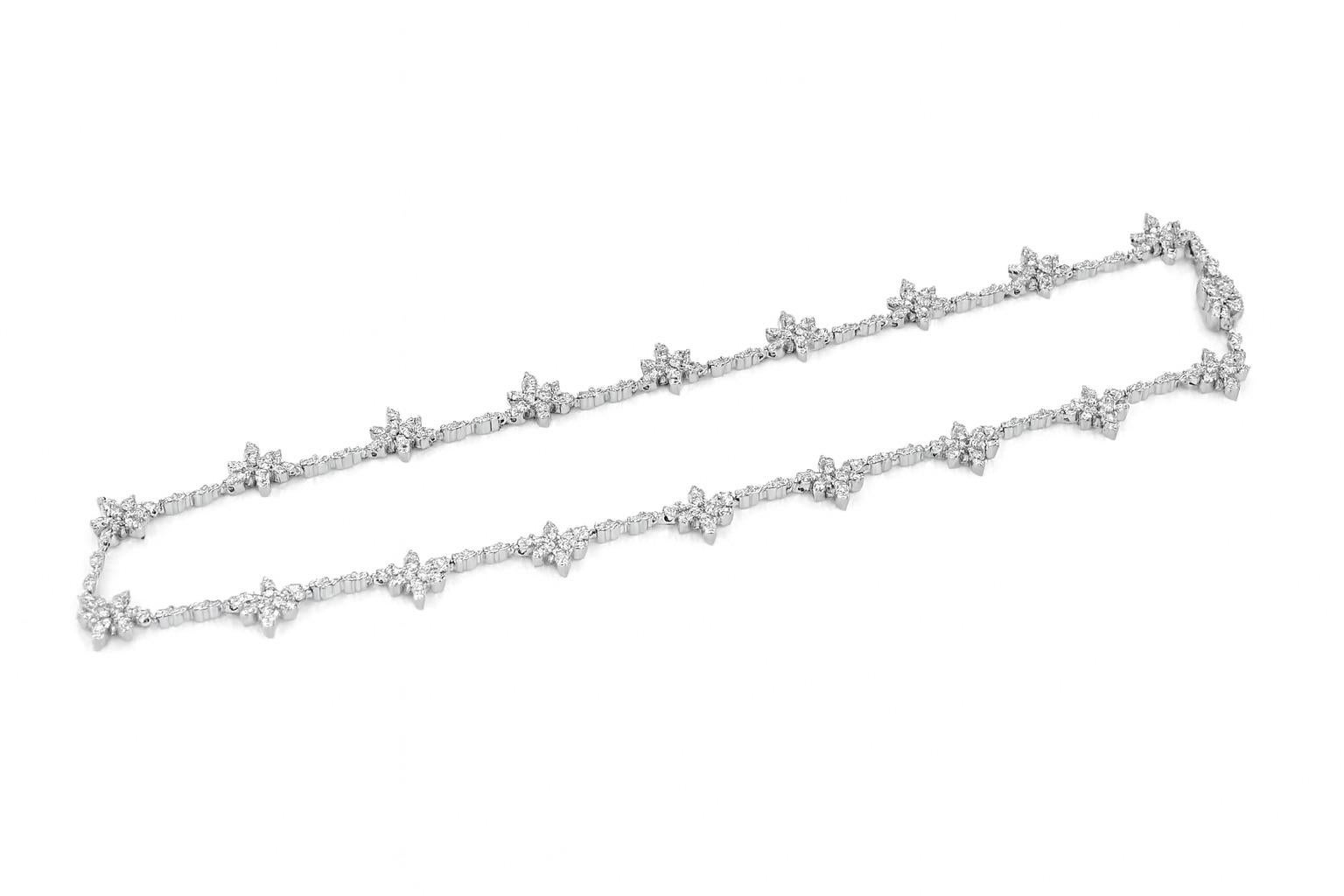 Taglio rotondo Collana di diamanti a fiore da 9 carati 18k in vendita