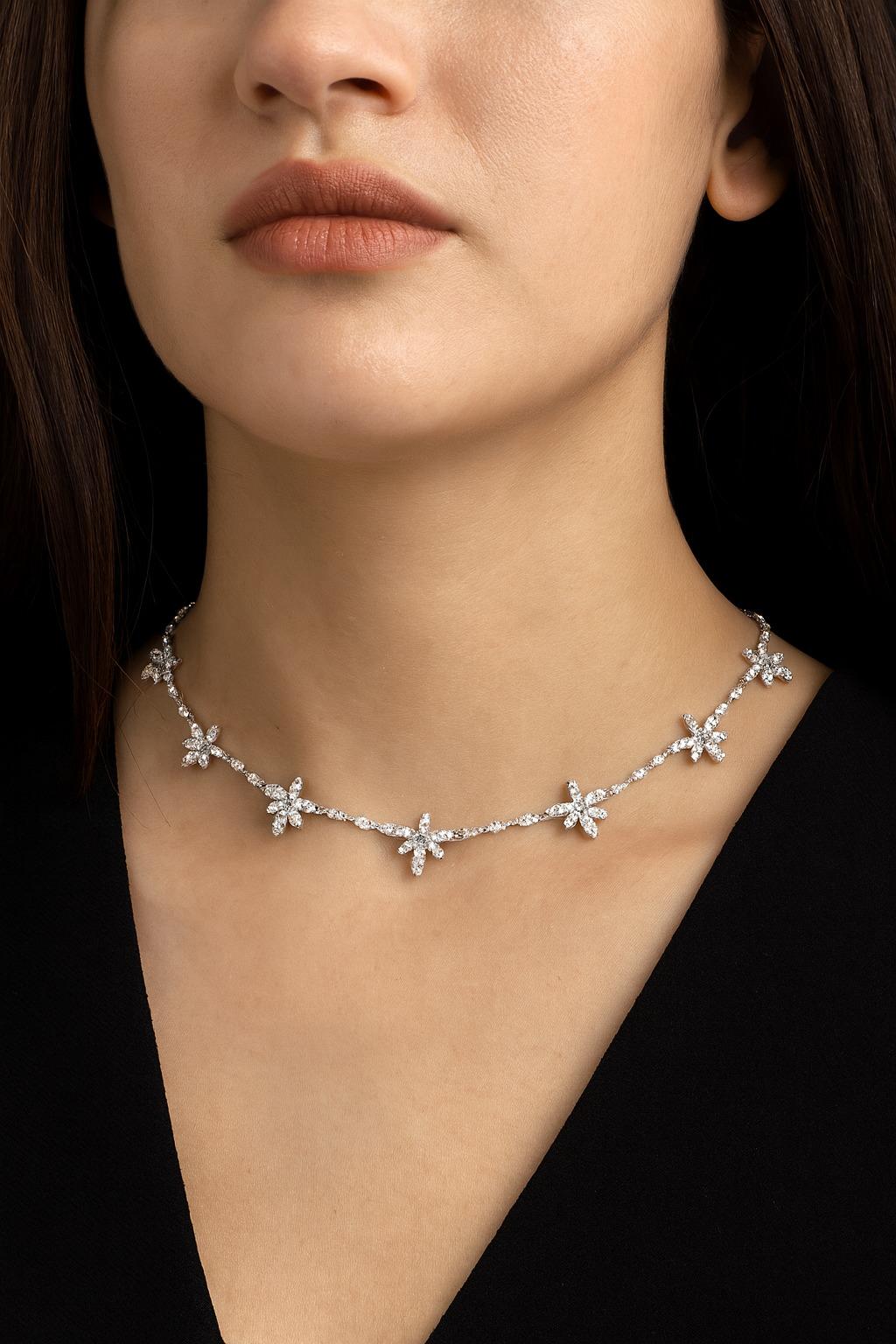 Collana di diamanti a fiore da 9 carati 18k In condizioni Nuovo in vendita a Chicago, IL