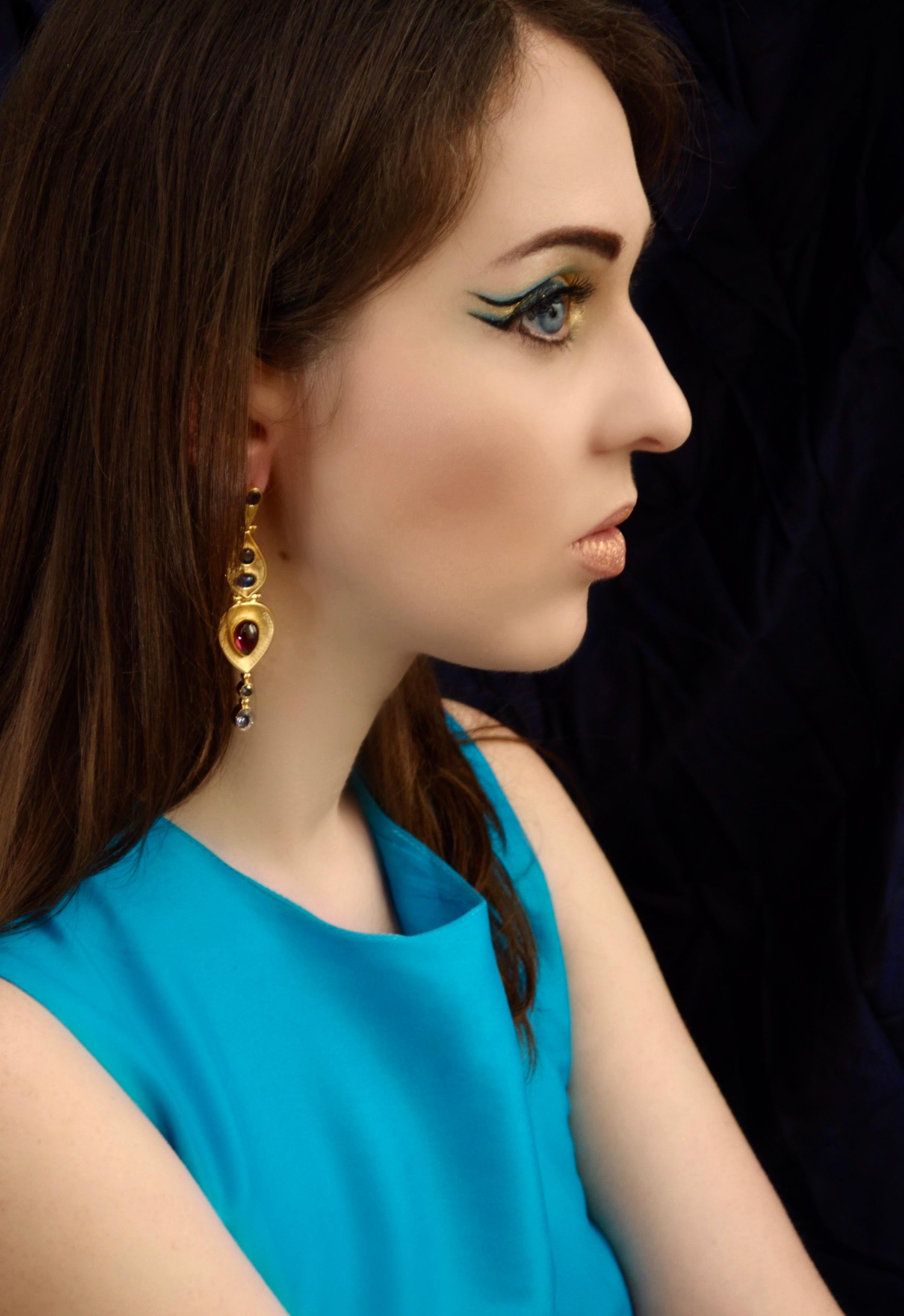9 Carat Garnet Color Change Sapphire Spinel 18 Karat Yellow Gold Egypt Earrings For Sale 2