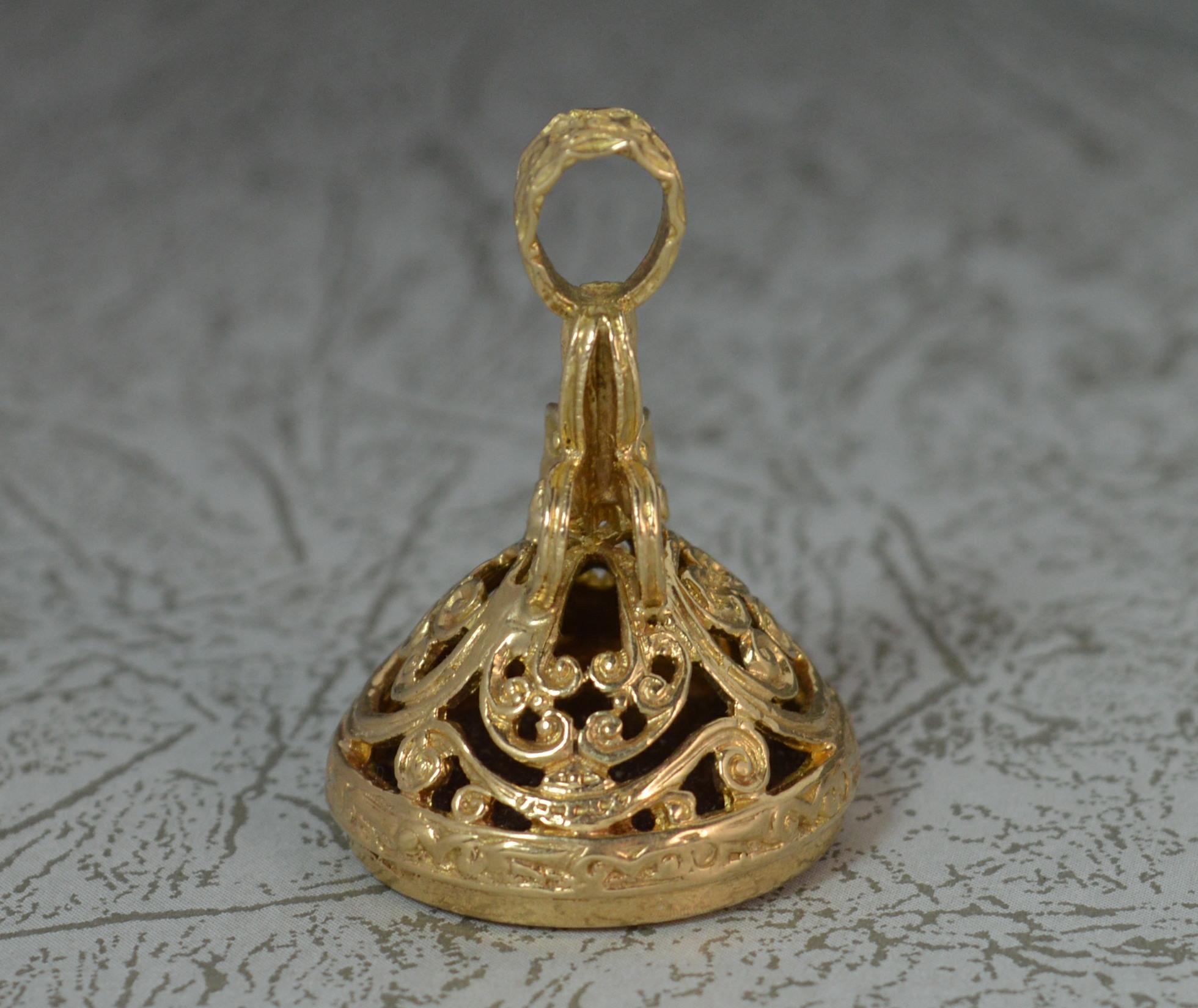 A beautiful vintage era Victorian design pendant fob / seal. Solid 9 carat yellow gold example. Set with a single round carnelian agate to base with intaglio of the bust of a warrior. Deep floral cast design.

CONDITION ; Very good. Crisp design to