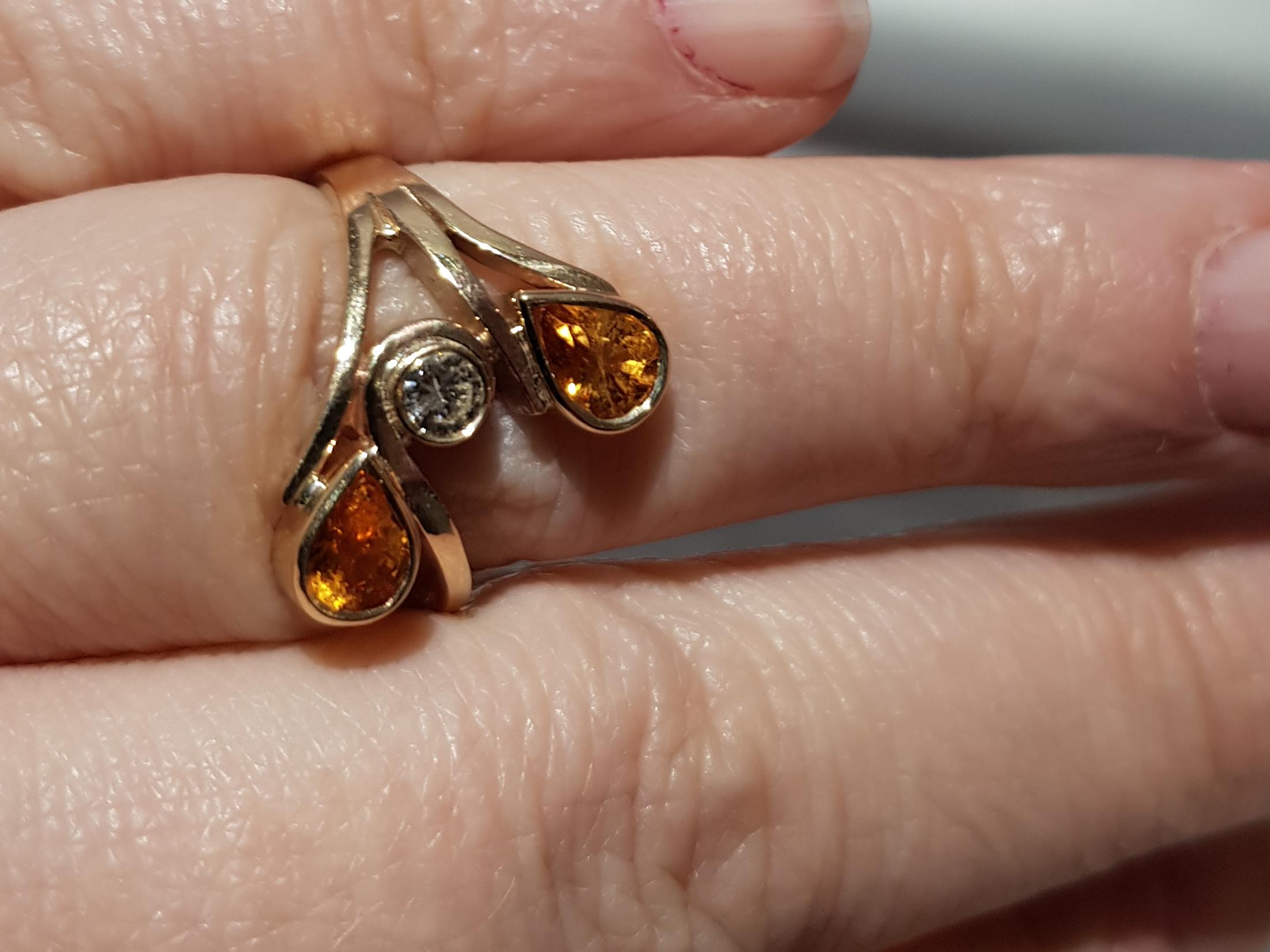 9 Karat Gold Light Orange Sapphire and Diamond Cocktail Ring In New Condition For Sale In Birmingham, GB