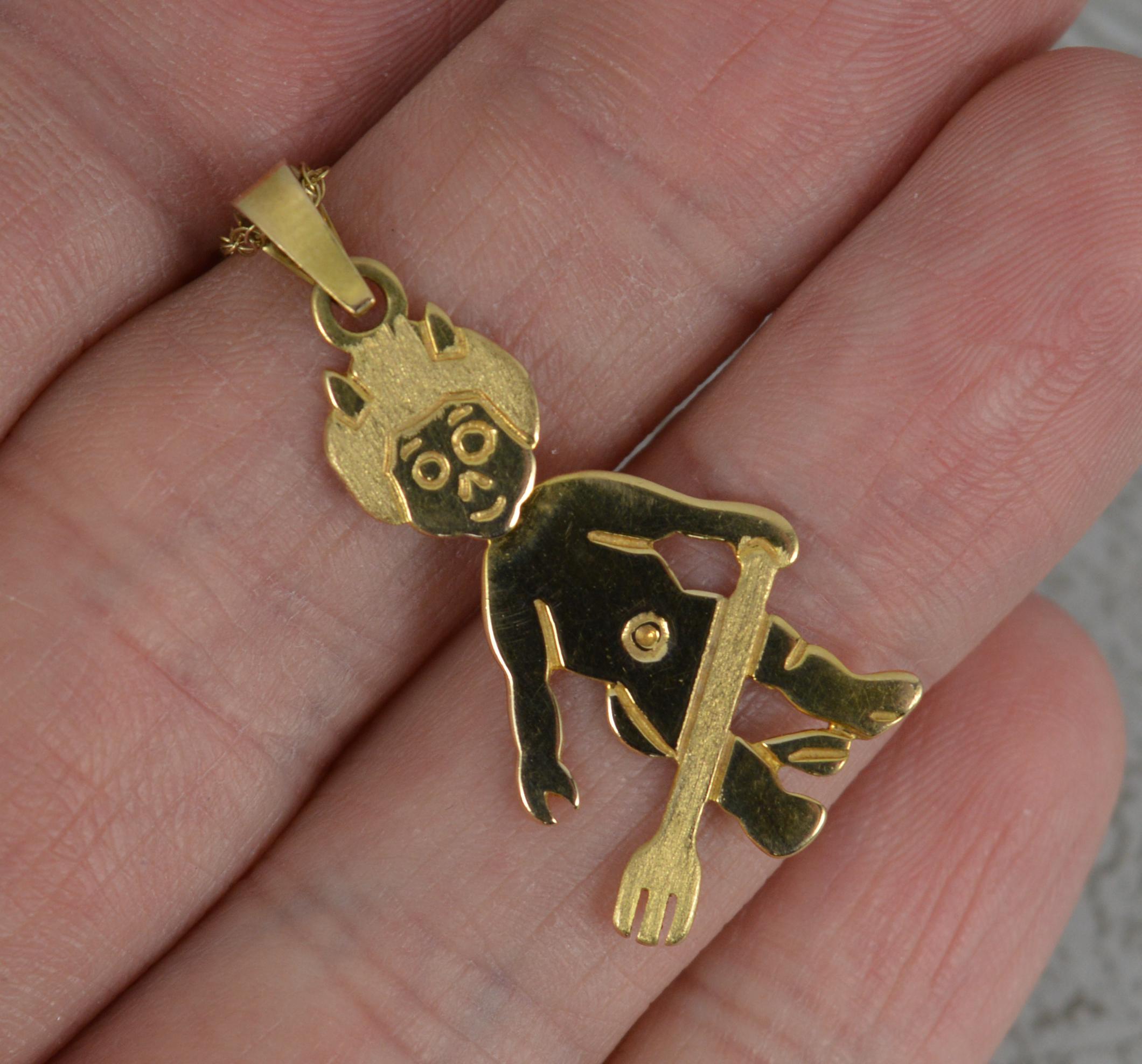 A beautiful vintage charm.
Solid 9 carat yellow gold example.
Shaped as a naughty little devil with an articulated or swivel head.
CONDITION ; Very good. Clean example. Crisp design. Please view photographs.
WEIGHT ; 2.3 grams
SIZE ; 25mm tall devil