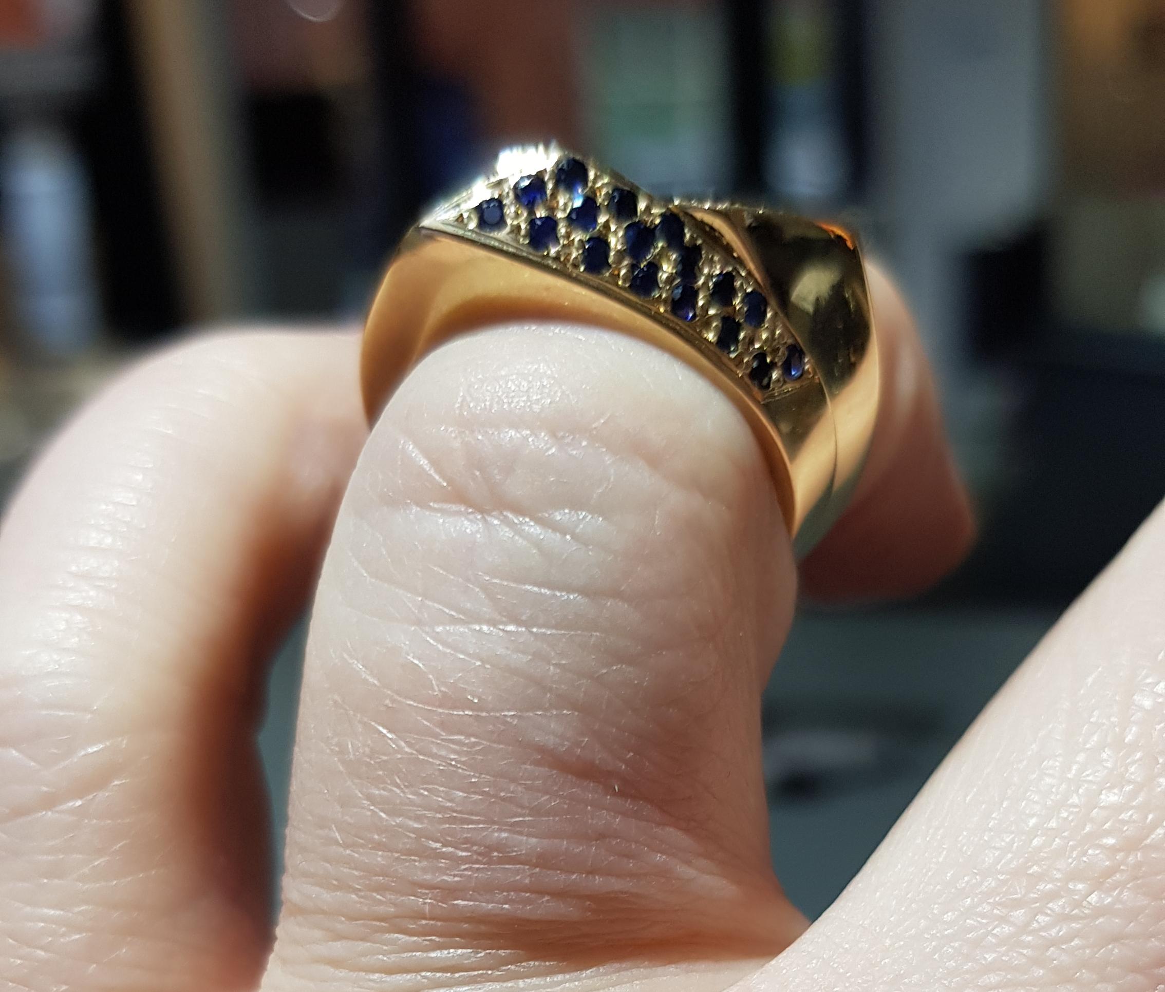 Hand carved gold ring available in different options

this ring is not sizeable

SAPPHIRE ROYAL BLUE 
pictured with a ruby version can be stacked together

ring size o

AVAILABLE