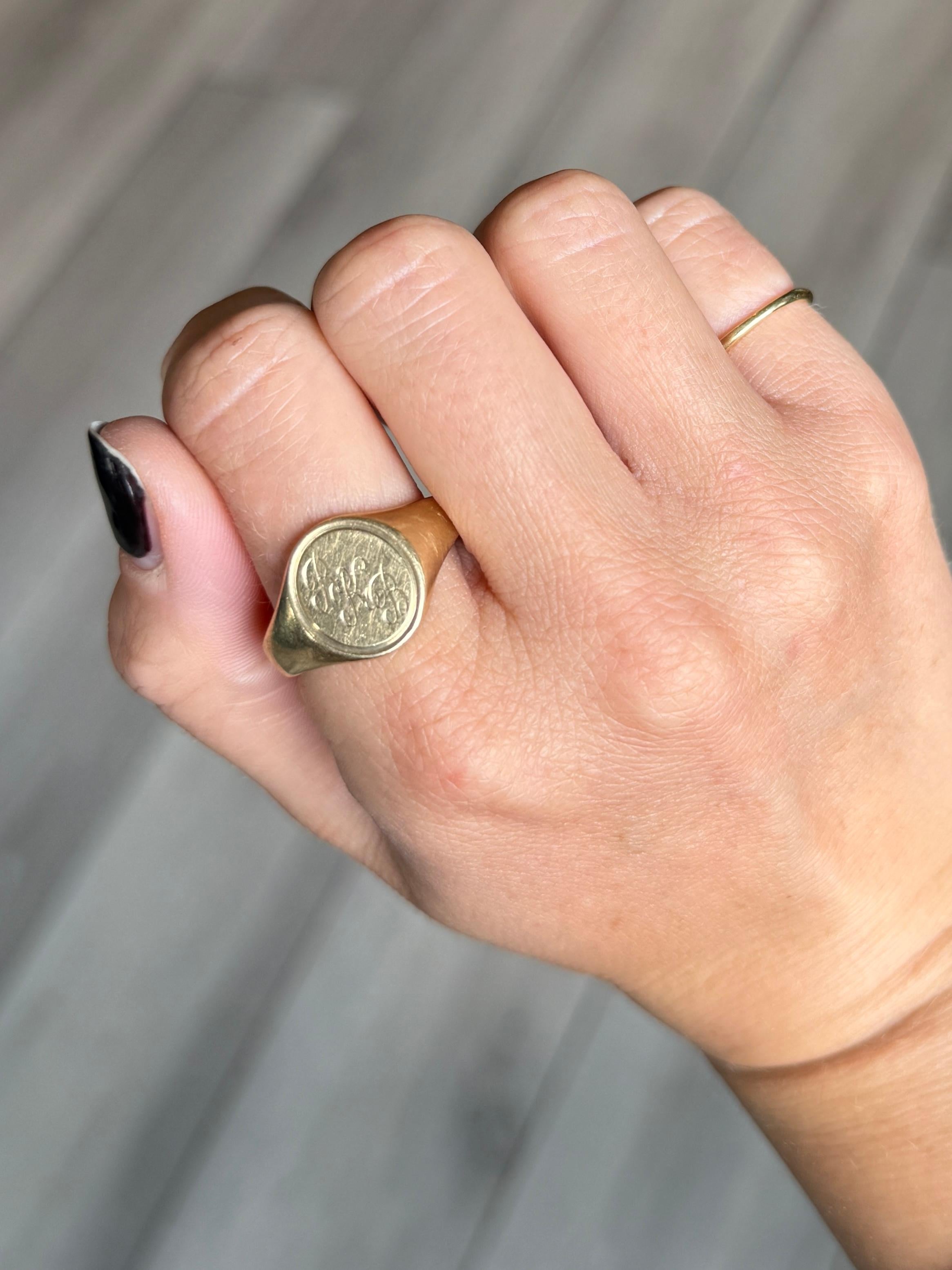 Anello con sigillo in oro 9 carati con iniziali in vendita 1