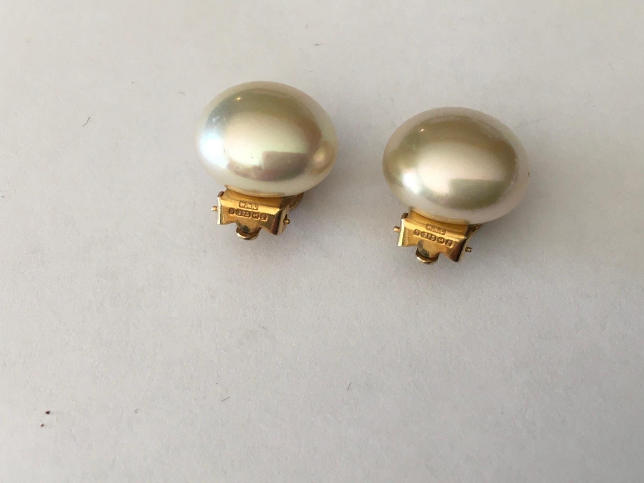 In very good condition clips in good working order 
9 carat yellow gold 
Hallmarks on each earring 375
Approx diameter of pearl 1.4 cms 
Very comfy to wear
They weigh 7 grams