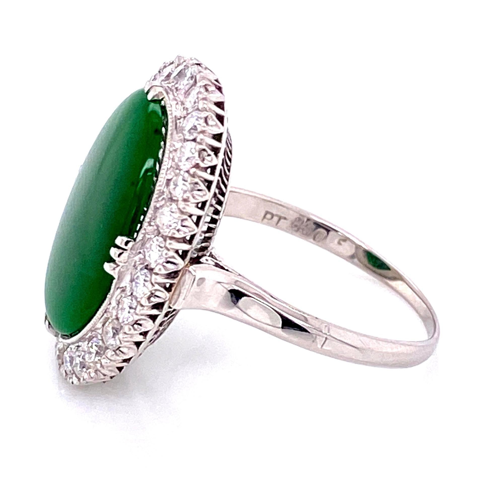 9 Carat Jade and Diamond Platinum Cocktail Ring Estate Fine Jewelry In Excellent Condition For Sale In Montreal, QC