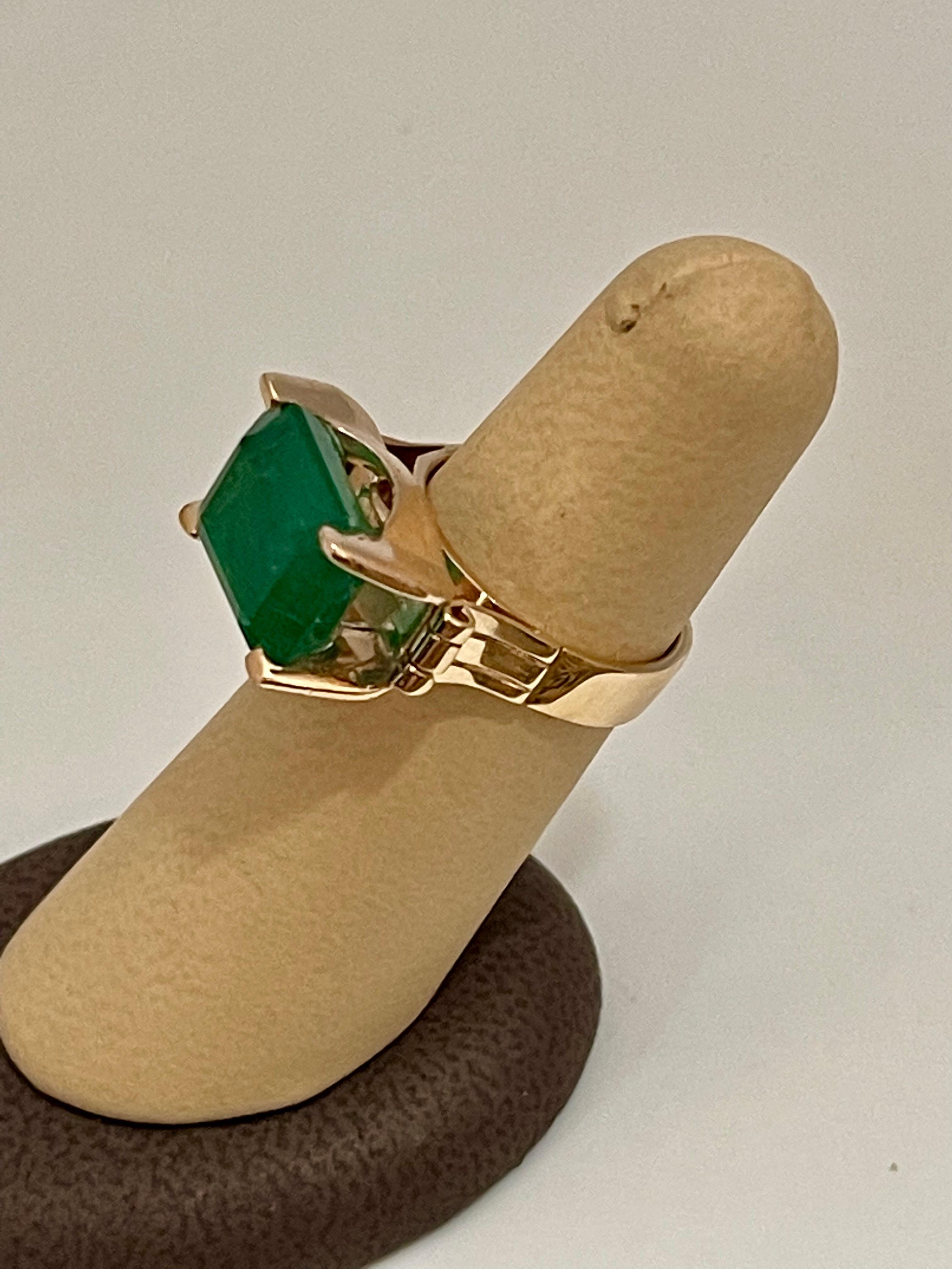 9 Karat natürlicher sambischer Smaragd im Smaragdschliff 14 Karat Gelbgold Unisex-Ring 9
