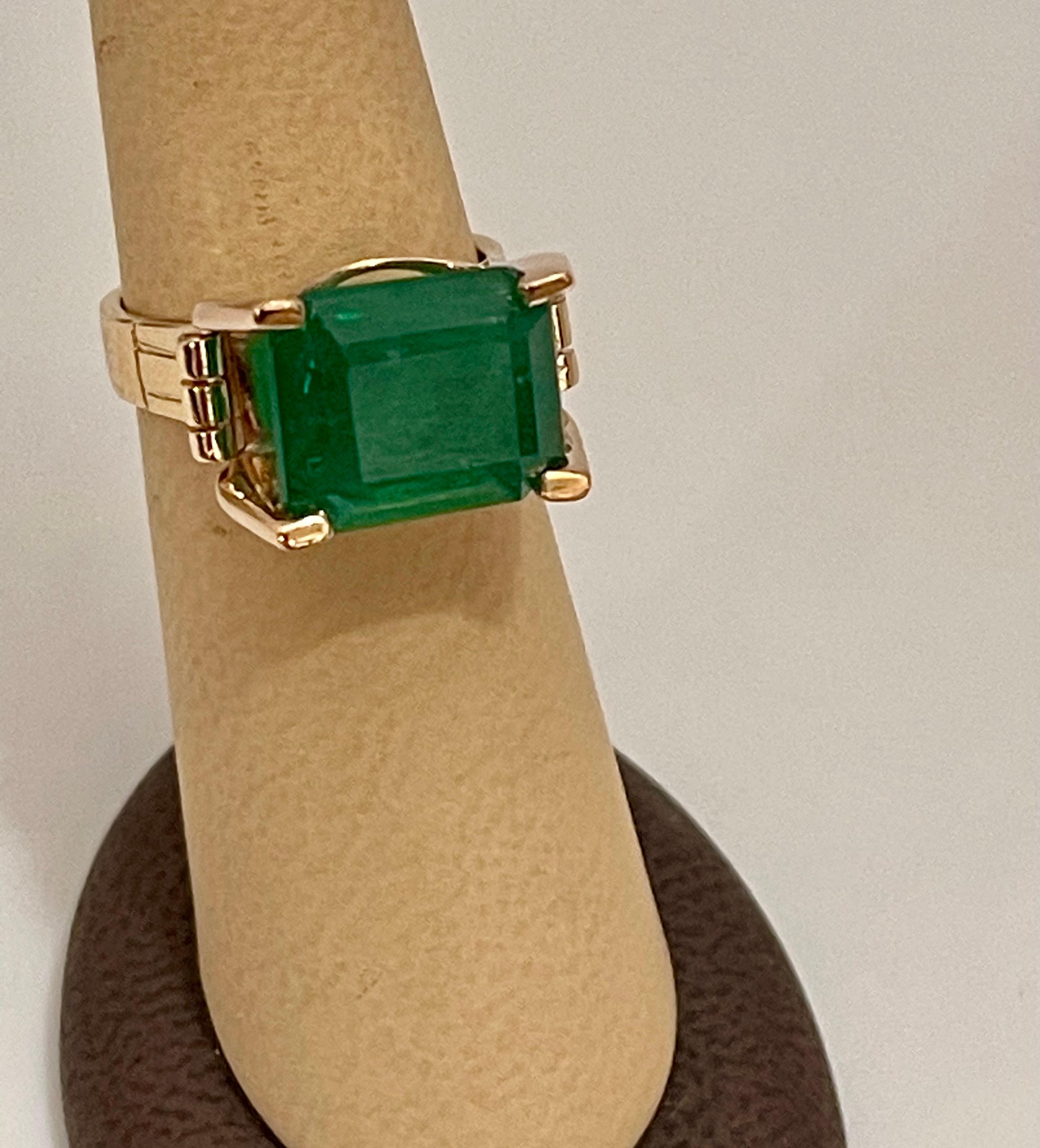 9 Karat natürlicher sambischer Smaragd im Smaragdschliff 14 Karat Gelbgold Unisex-Ring 8