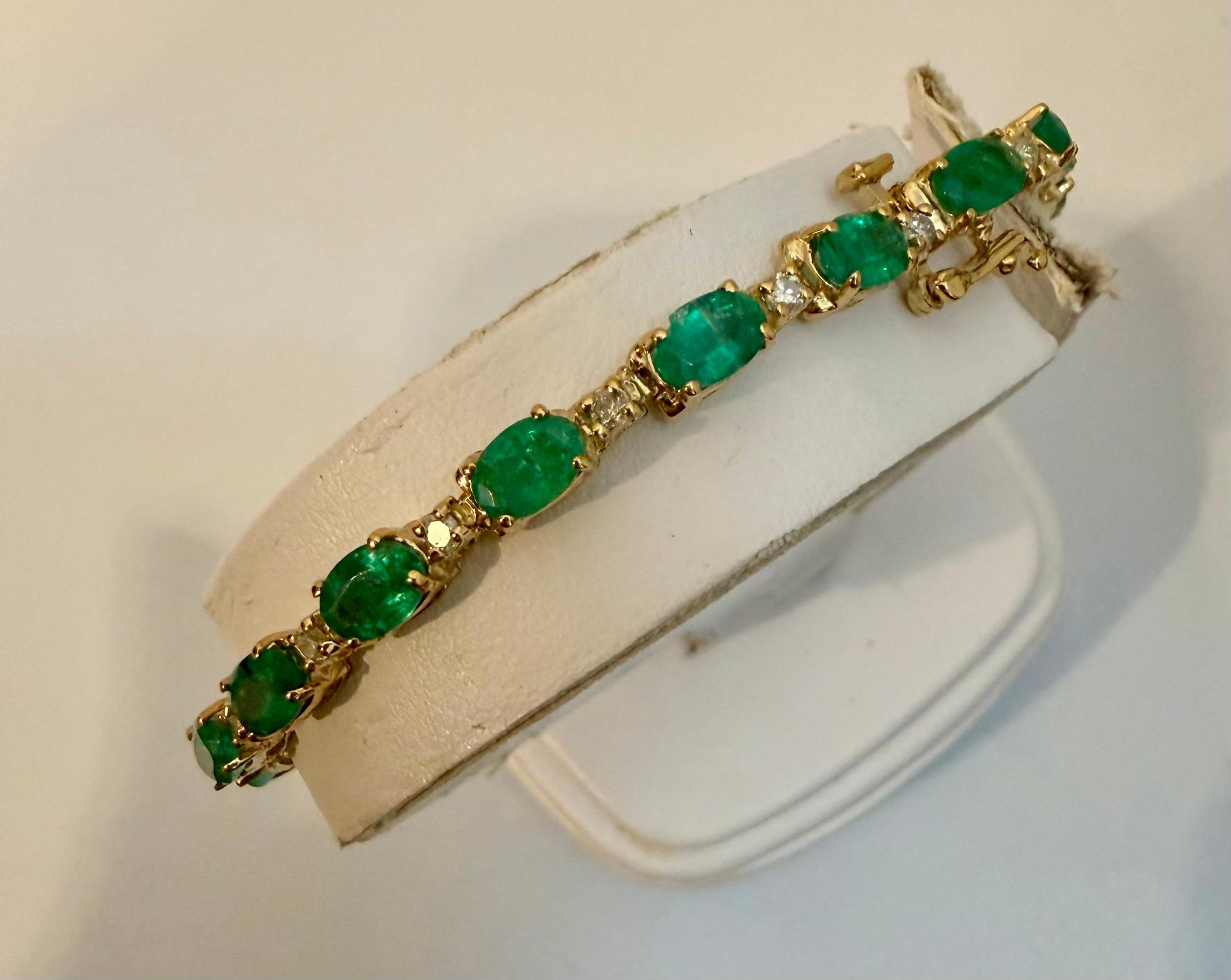 Bracciale tennis con smeraldo naturale e diamanti da 9 carati in oro giallo 14 carati in vendita 5