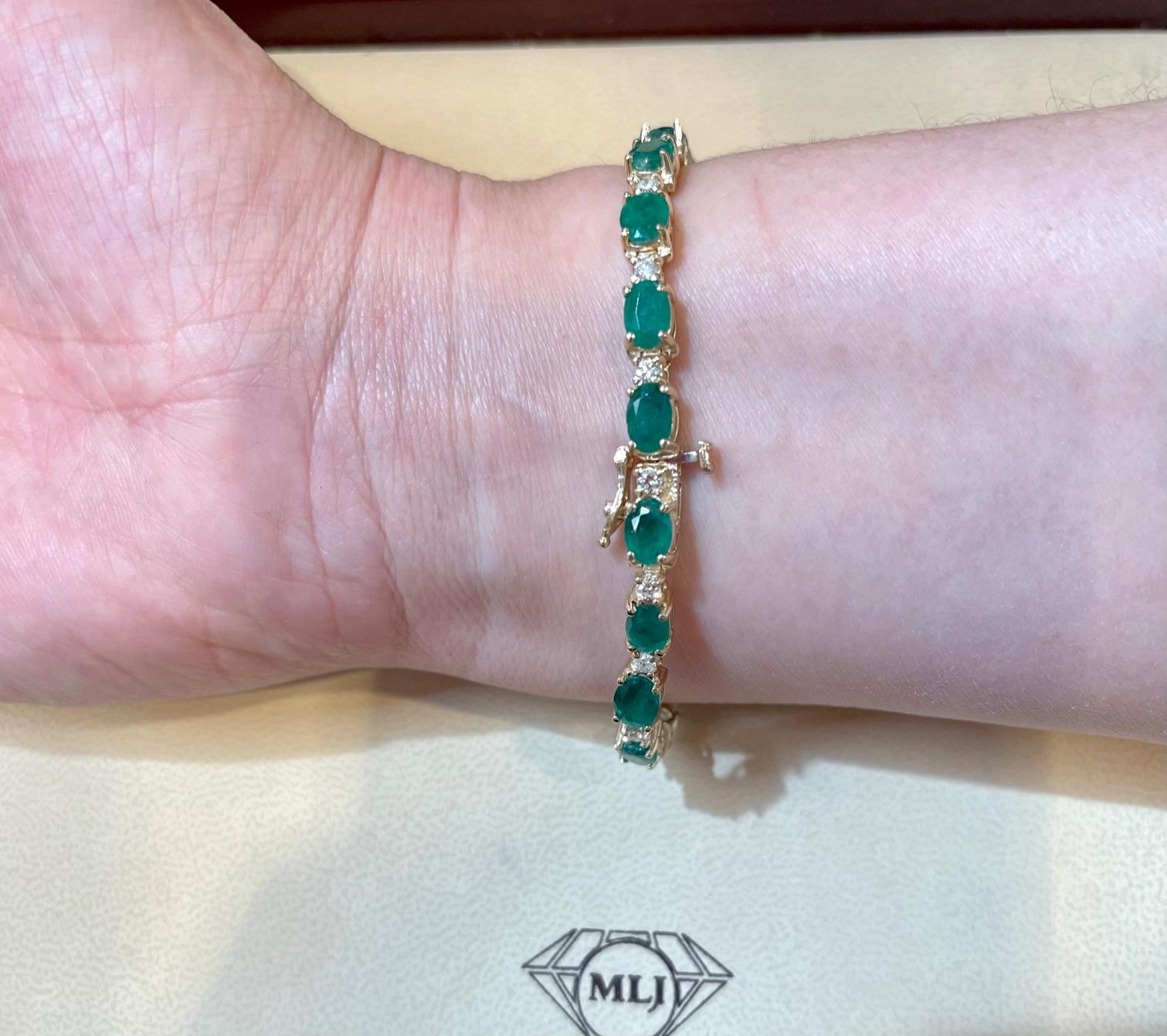 Donna Bracciale tennis con smeraldo naturale e diamanti da 9 carati in oro giallo 14 carati in vendita