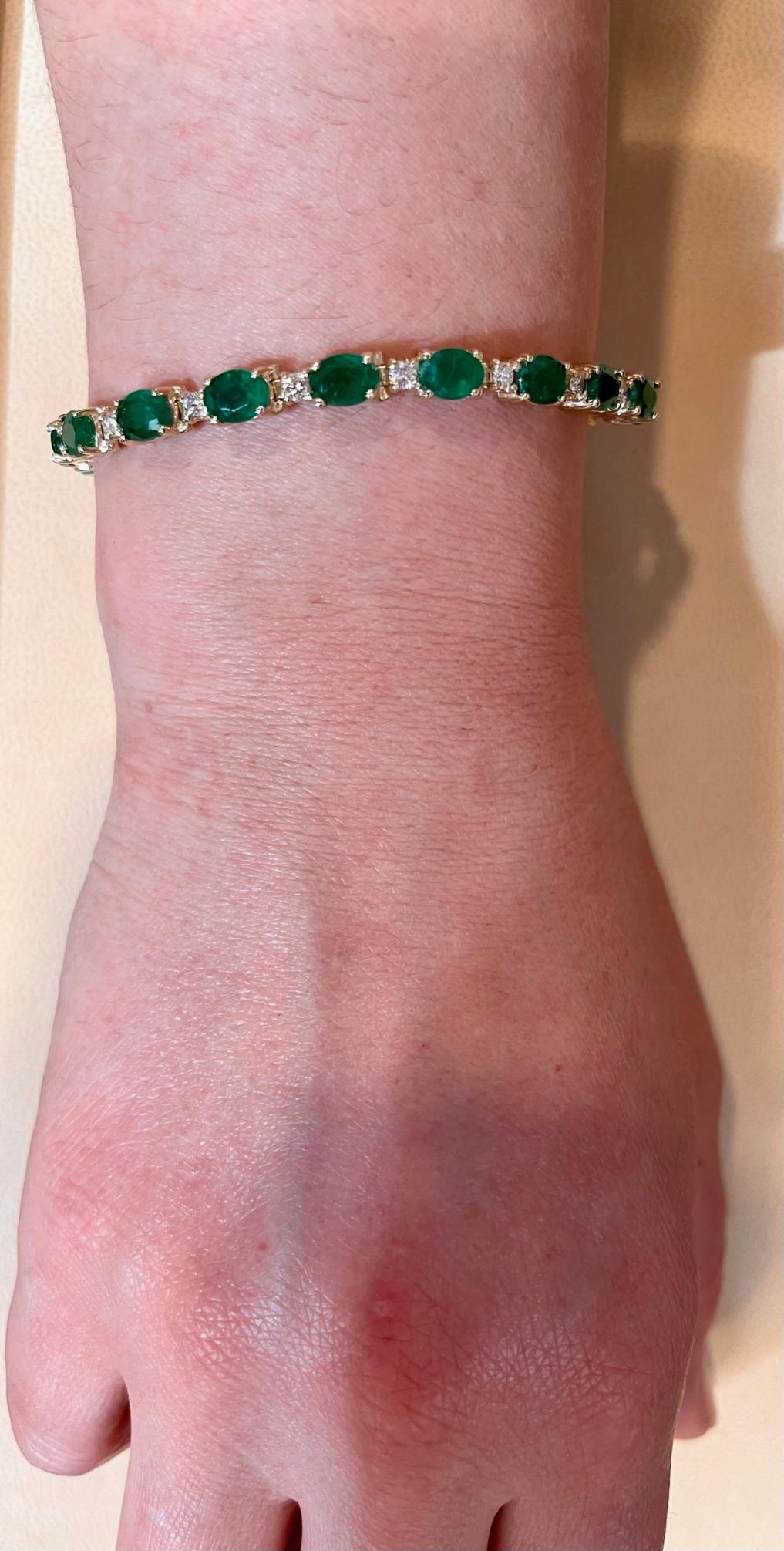 Bracciale tennis con smeraldo naturale e diamanti da 9 carati in oro giallo 14 carati in vendita 1