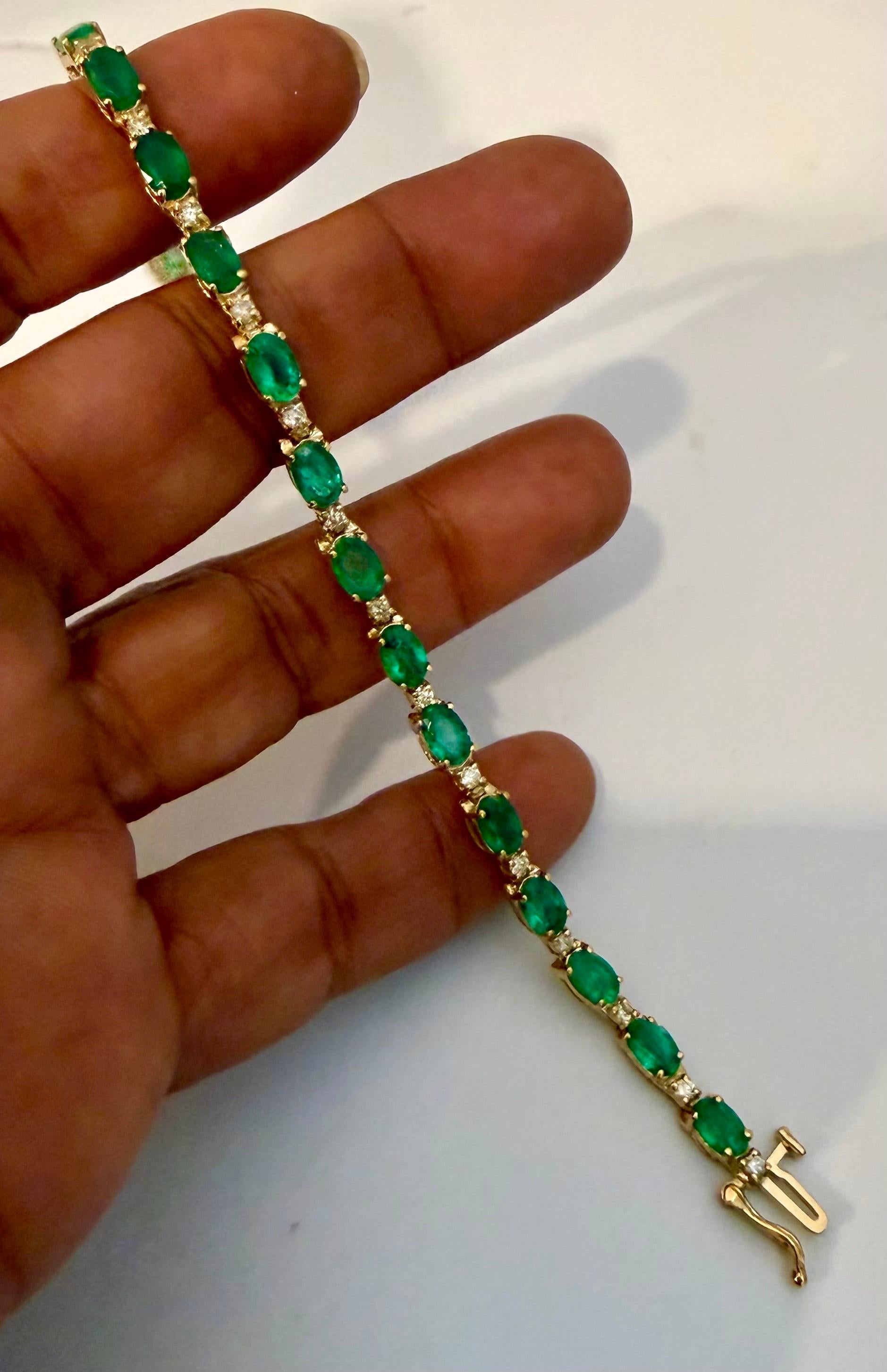 Bracciale tennis con smeraldo naturale e diamanti da 9 carati in oro giallo 14 carati in vendita 2