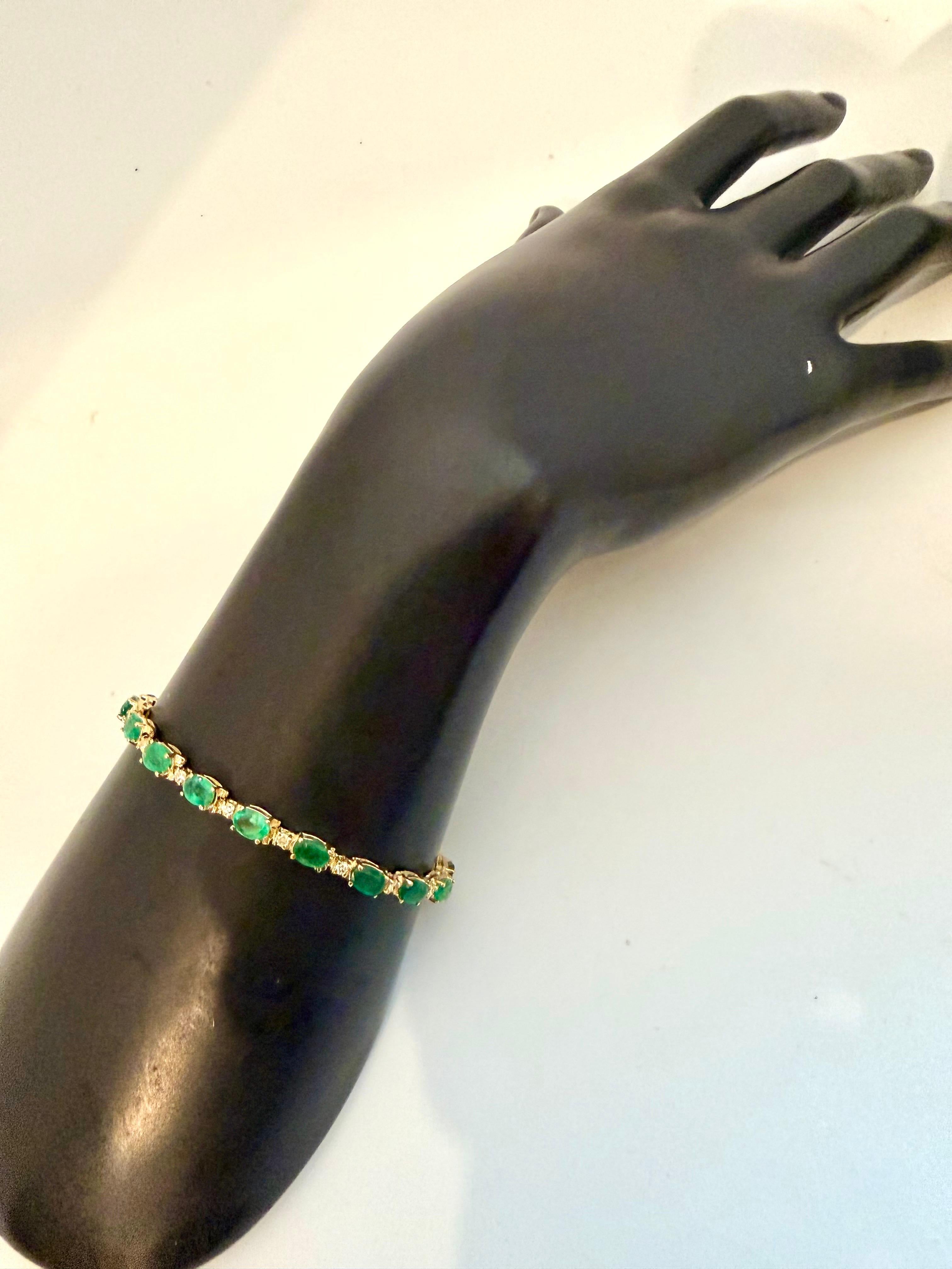 Bracciale tennis con smeraldo naturale e diamanti da 9 carati in oro giallo 14 carati in vendita 3