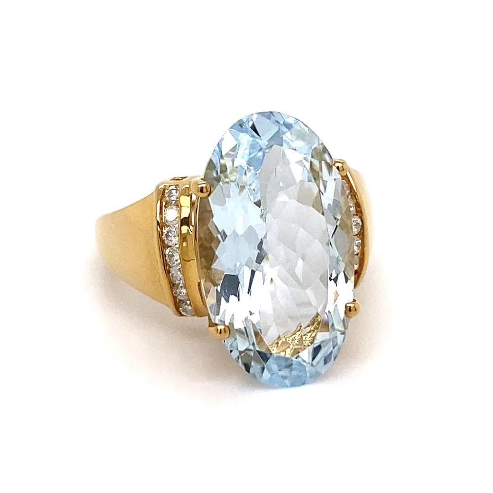 Tout simplement magnifique ! Bague de cocktail Vintage en or avec aigue-marine et diamants, finement détaillée. Au centre, une pierre précieuse aigue-marine ovale de 9 carats, sertie à la main, est solidement nichée. Accentué par des diamants,