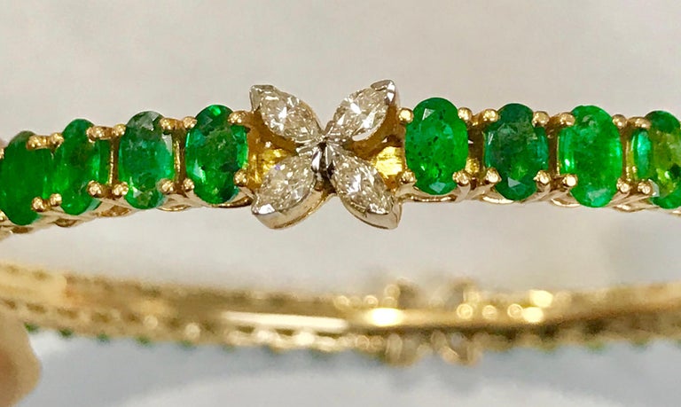 9 Carat Oval Emeralds and Diamonds 18 Karat Gold 23 Grams Bangle /Bracelet In Excellent Condition For Sale In New York, NY