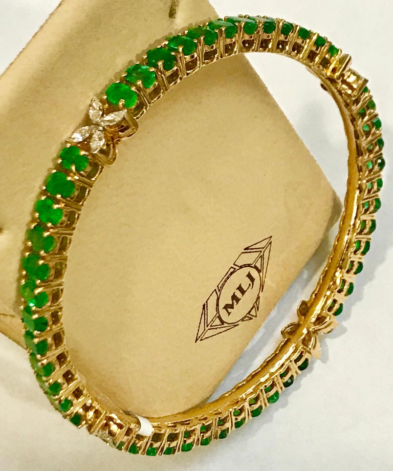 Women's 9 Carat Oval Emeralds and Diamonds 18 Karat Gold 23 Grams Bangle /Bracelet For Sale
