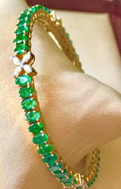 9 Carat Oval Emeralds and Diamonds 18 Karat Gold 23 Grams Bangle /Bracelet