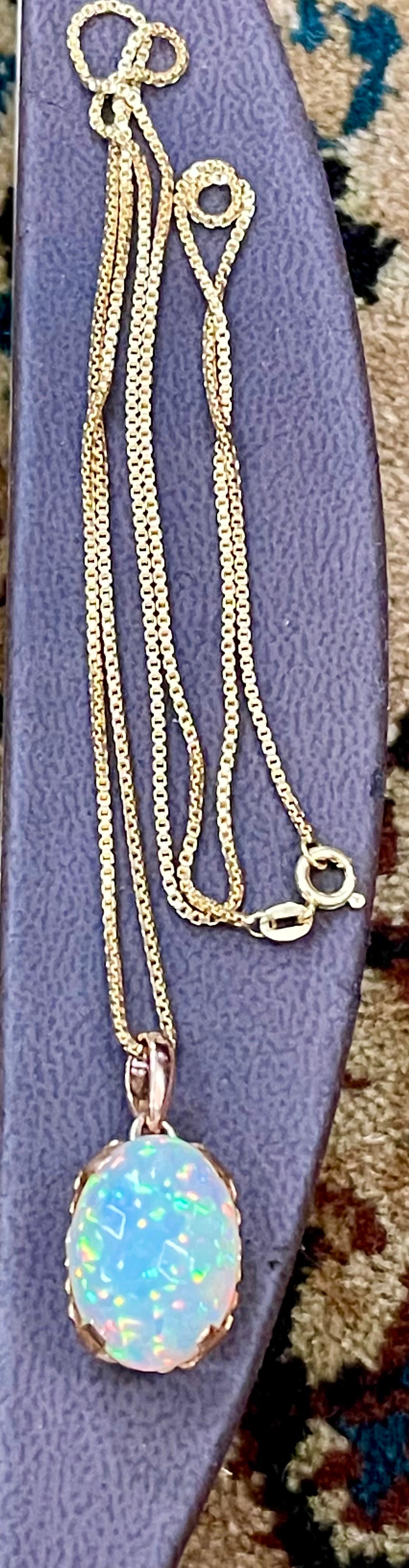 9 Carat Oval Ethiopian Opal Pendant / Necklace 18 Karat + 18 Kt Gold Chain 8