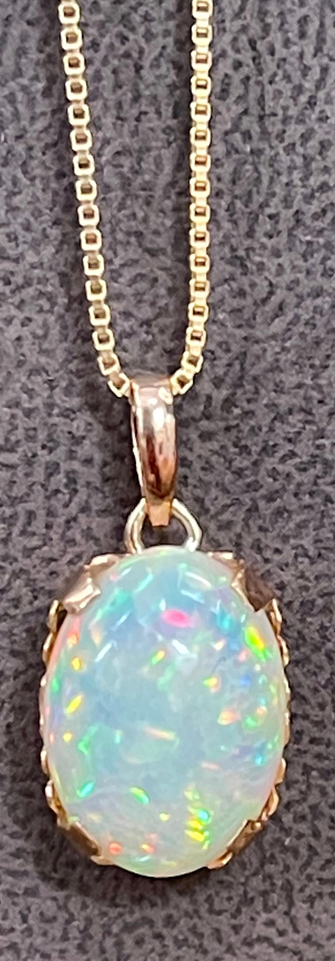 9 Carat Oval Ethiopian Opal Pendant / Necklace 18 Karat + 18 Kt Gold Chain 9