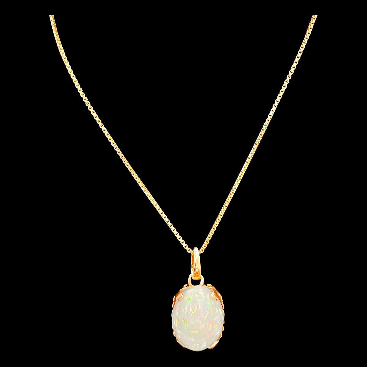 9 Carat Oval Ethiopian Opal Pendant / Necklace 18 Karat + 18 Kt Gold Chain 14