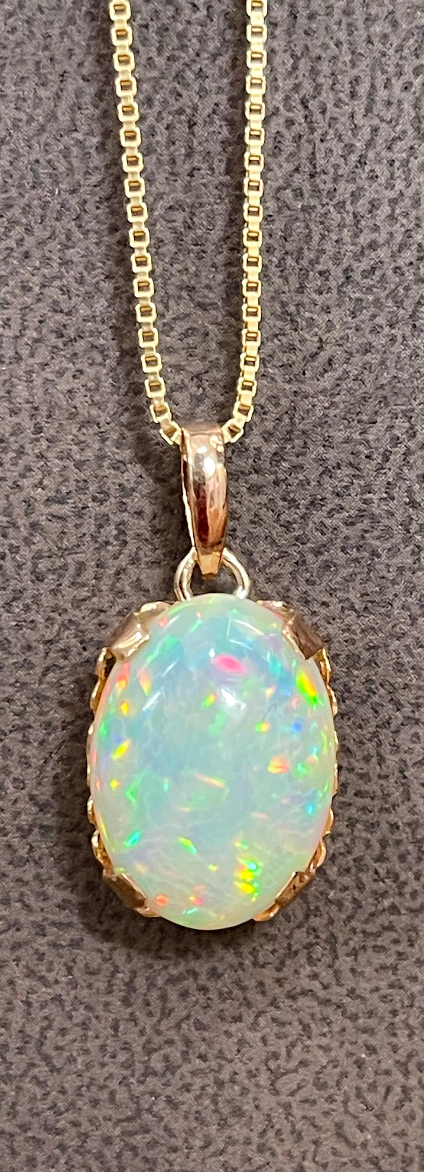 9 Carat Oval Ethiopian Opal Pendant / Necklace 18 Karat + 18 Kt Gold Chain In Excellent Condition In New York, NY