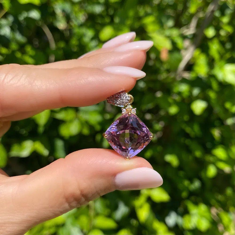 Modernist 9 Carat Oval Kunzite and Diamond Gold Vintage Pendant Necklace For Sale