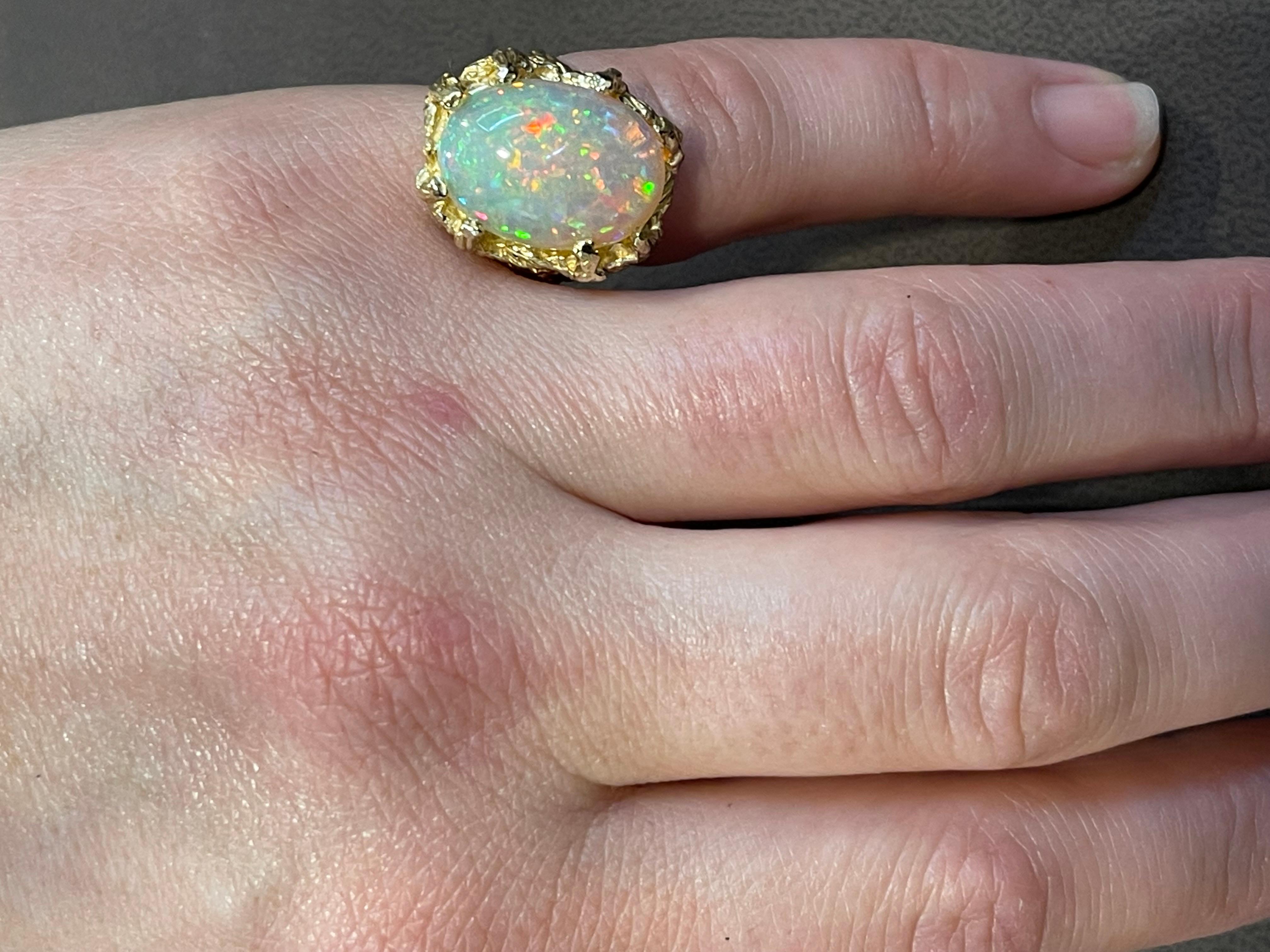 9 Karat Ovalförmiger äthiopischer Opal-Cocktailring aus 14 Karat Gelbgold 10