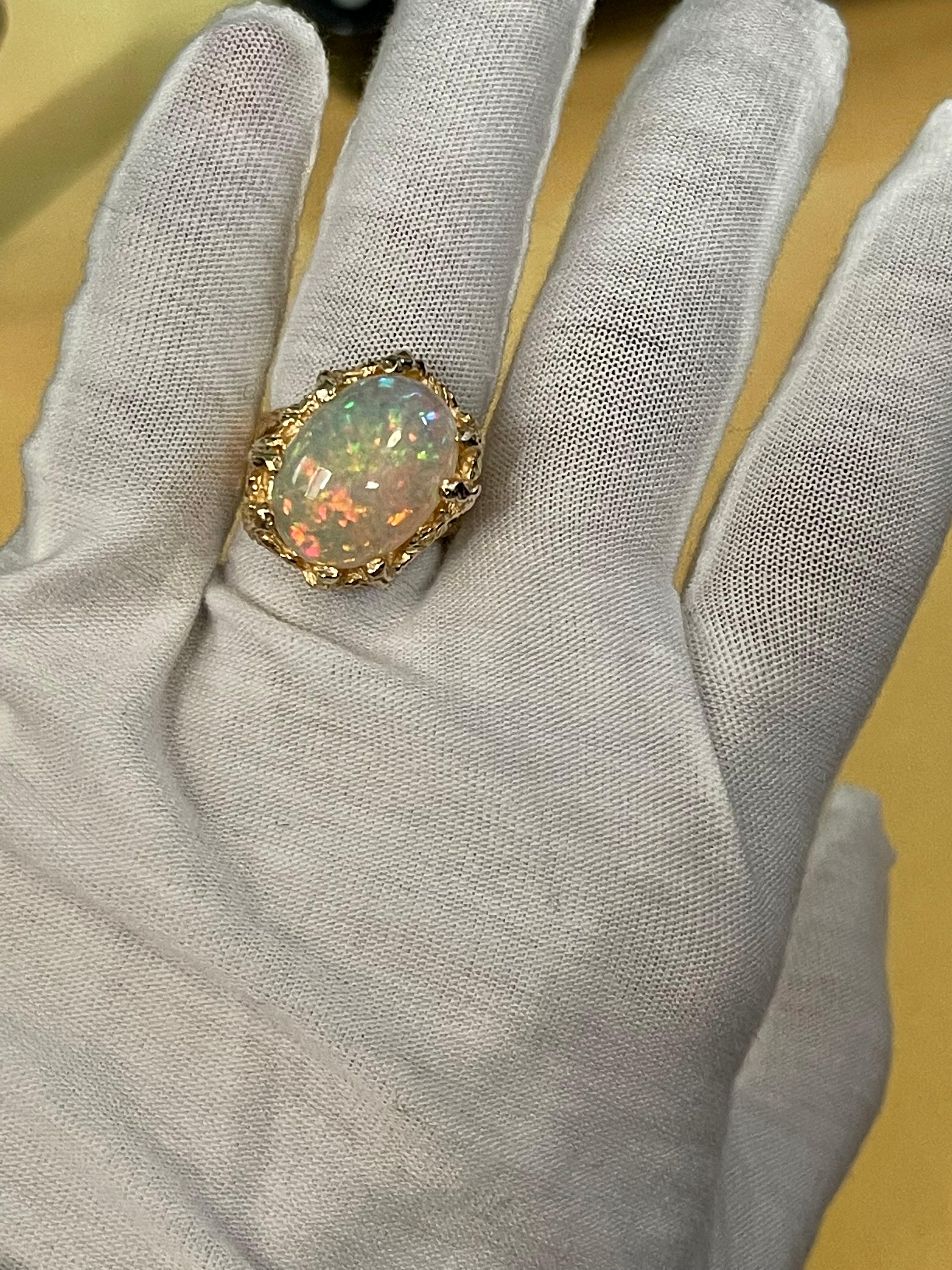 9 Karat Ovalförmiger äthiopischer Opal-Cocktailring aus 14 Karat Gelbgold 9