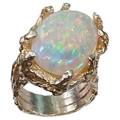 9 Karat Ovalförmiger äthiopischer Opal-Cocktailring aus 14 Karat Gelbgold