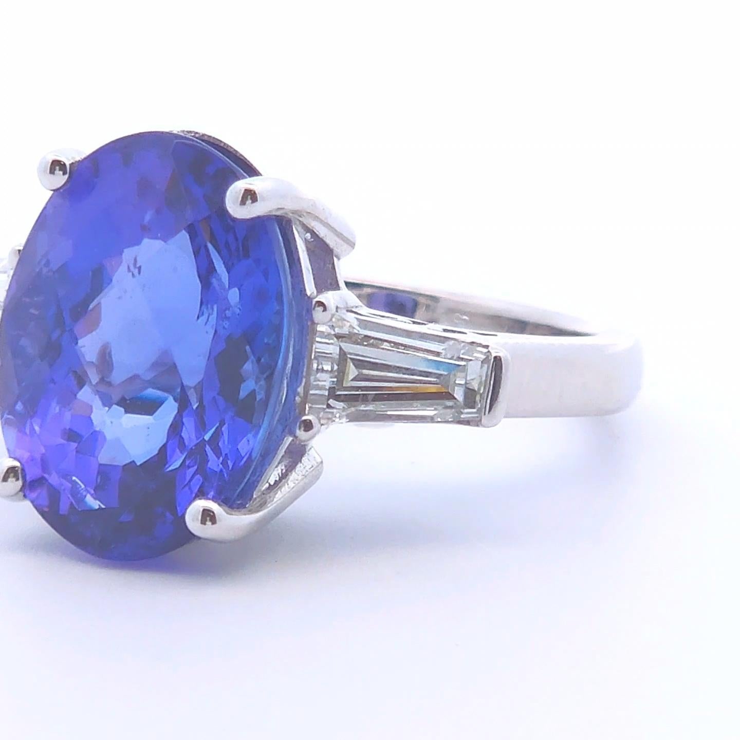 This stunning 9-carat oval tanzanite ring captures attention with its mesmerizing deep-blue and violet hues. Expertly set in 14k yellow gold, the rich color of the tanzanite is beautifully enhanced by the warm, luxurious tone of the gold, creating a