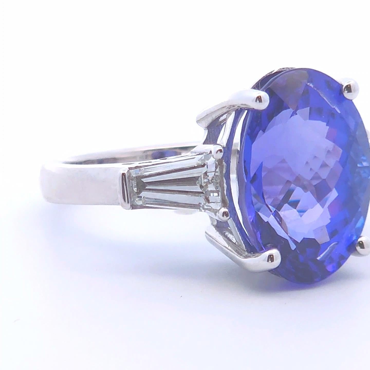 Oval Cut 9 Carat Oval Tanzanite Ring in 14k Gold For Sale