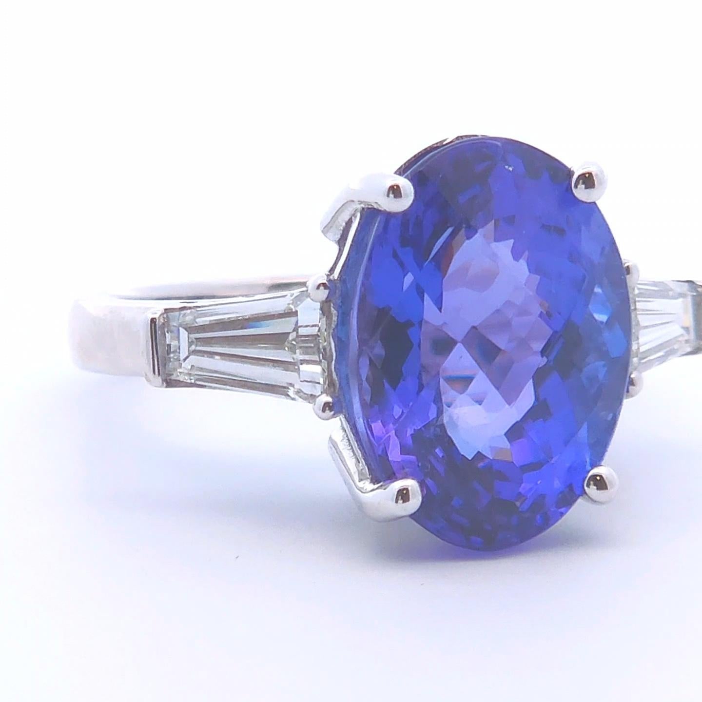 9 Carat Oval Tanzanite Ring in 14k Gold In New Condition For Sale In Tustin, CA