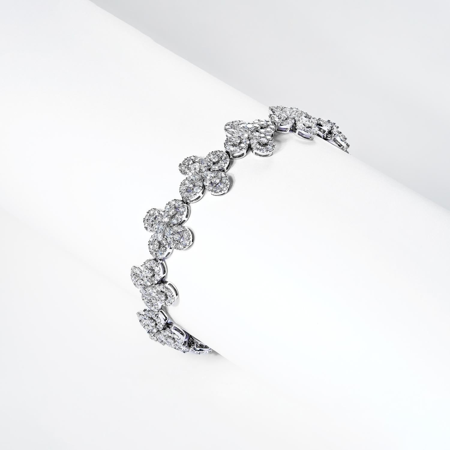 Round Cut 9 Carat Round Brilliant Diamond Floral Design Bracelet Certified For Sale
