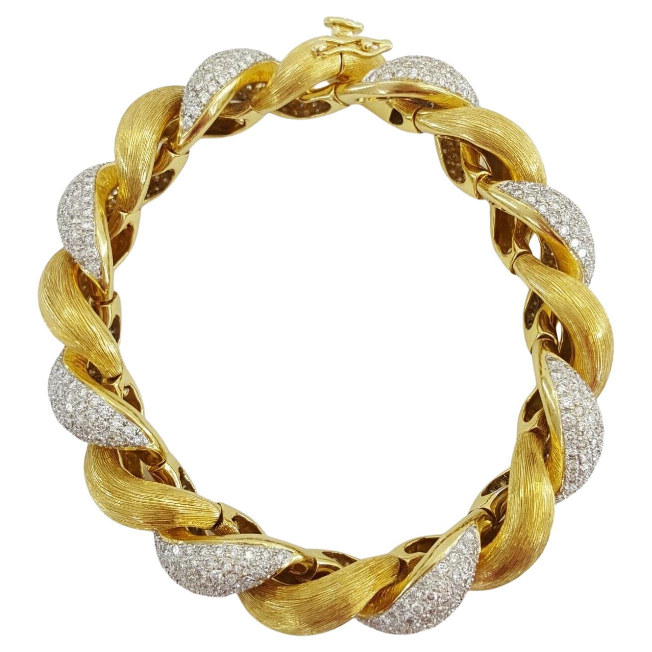 9 Carat Round Diamond Cuff Bangle 18 Carat Yellow Gold Bracelet In New Condition In Rome, IT