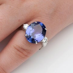 18 ct White Gold Oval Tanzanite & Diamond Ring