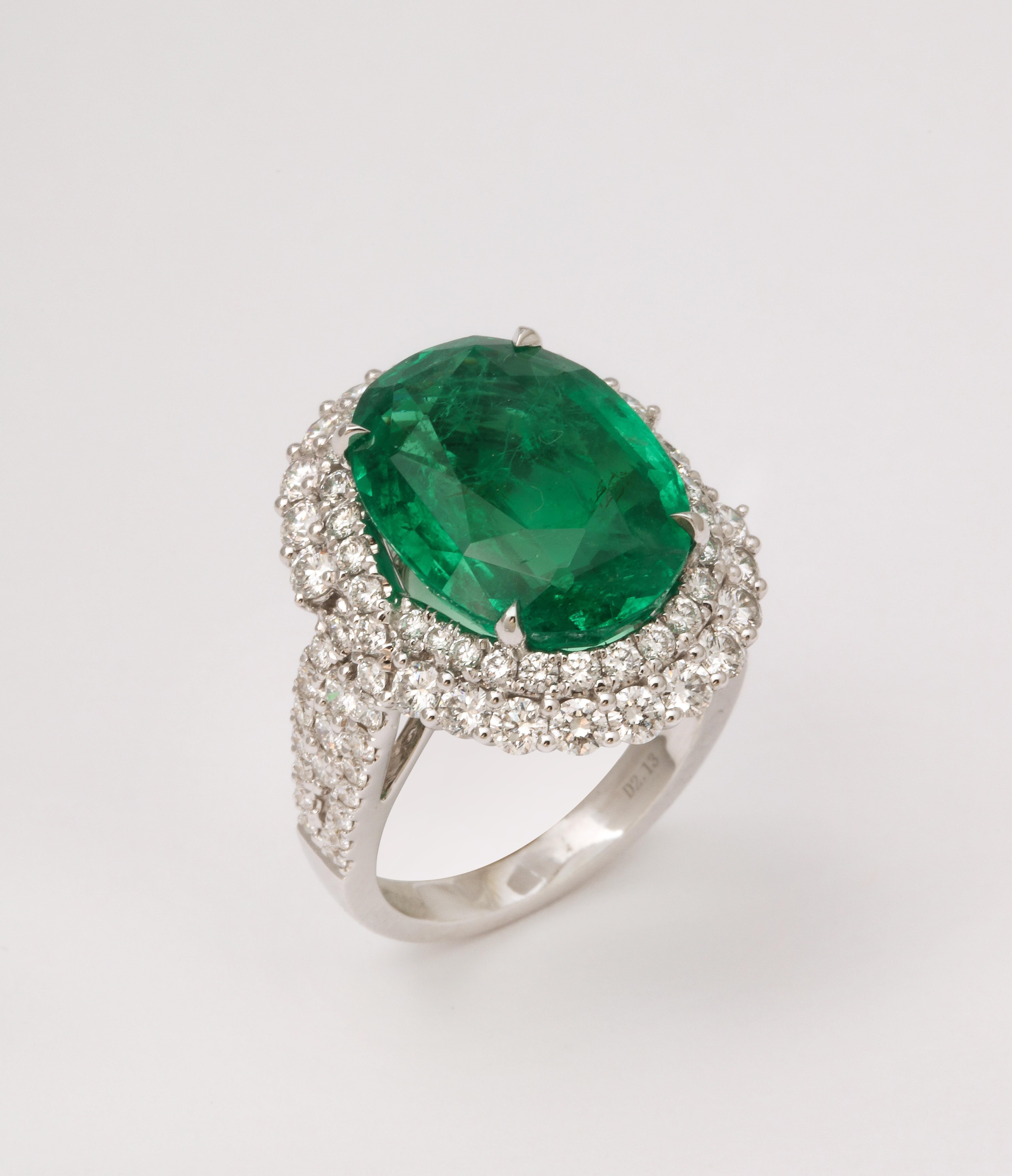 9 carat Vivid Green Emerald and Diamond Ring  For Sale 3
