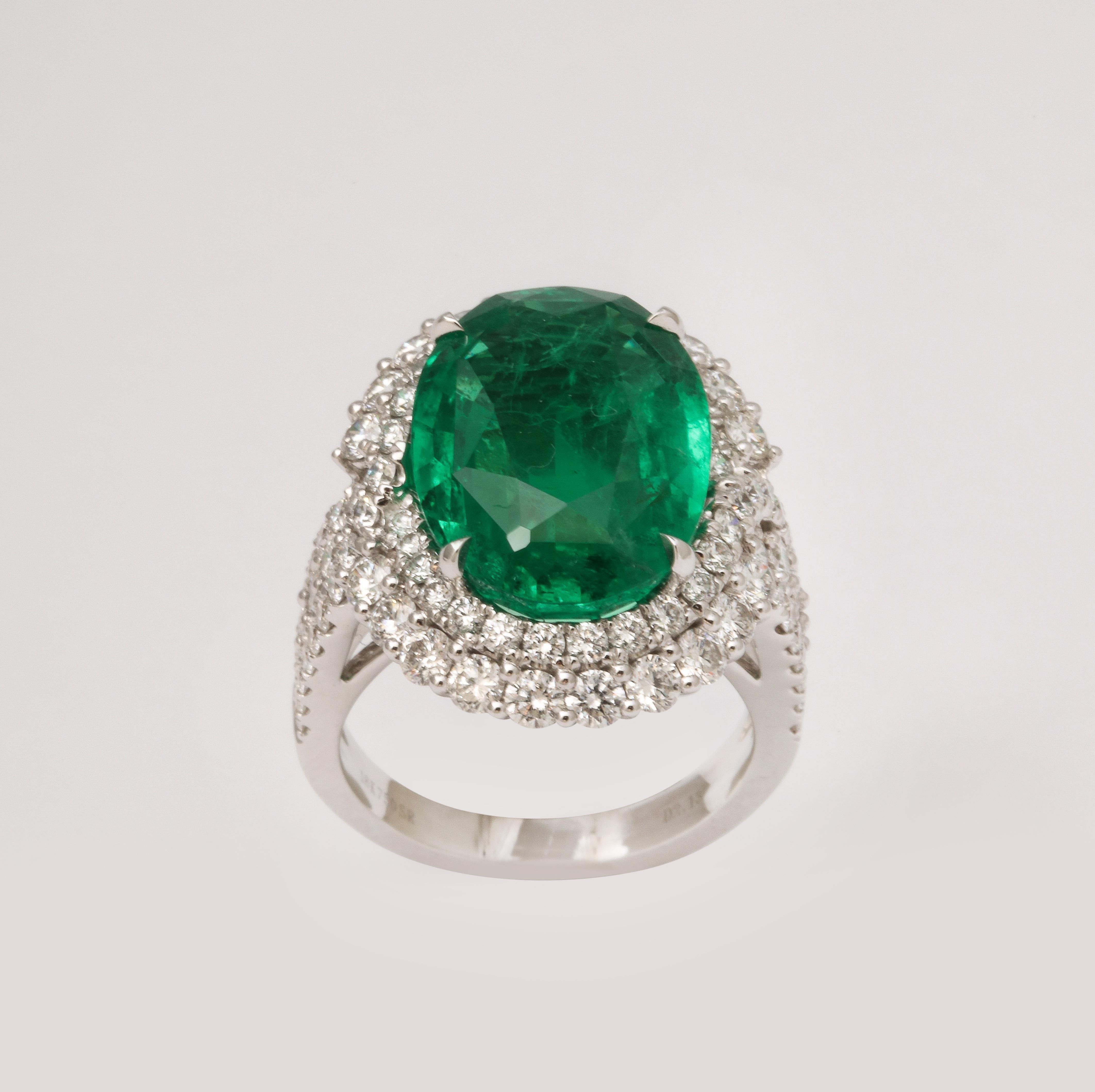9 carat Vivid Green Emerald and Diamond Ring  For Sale 4