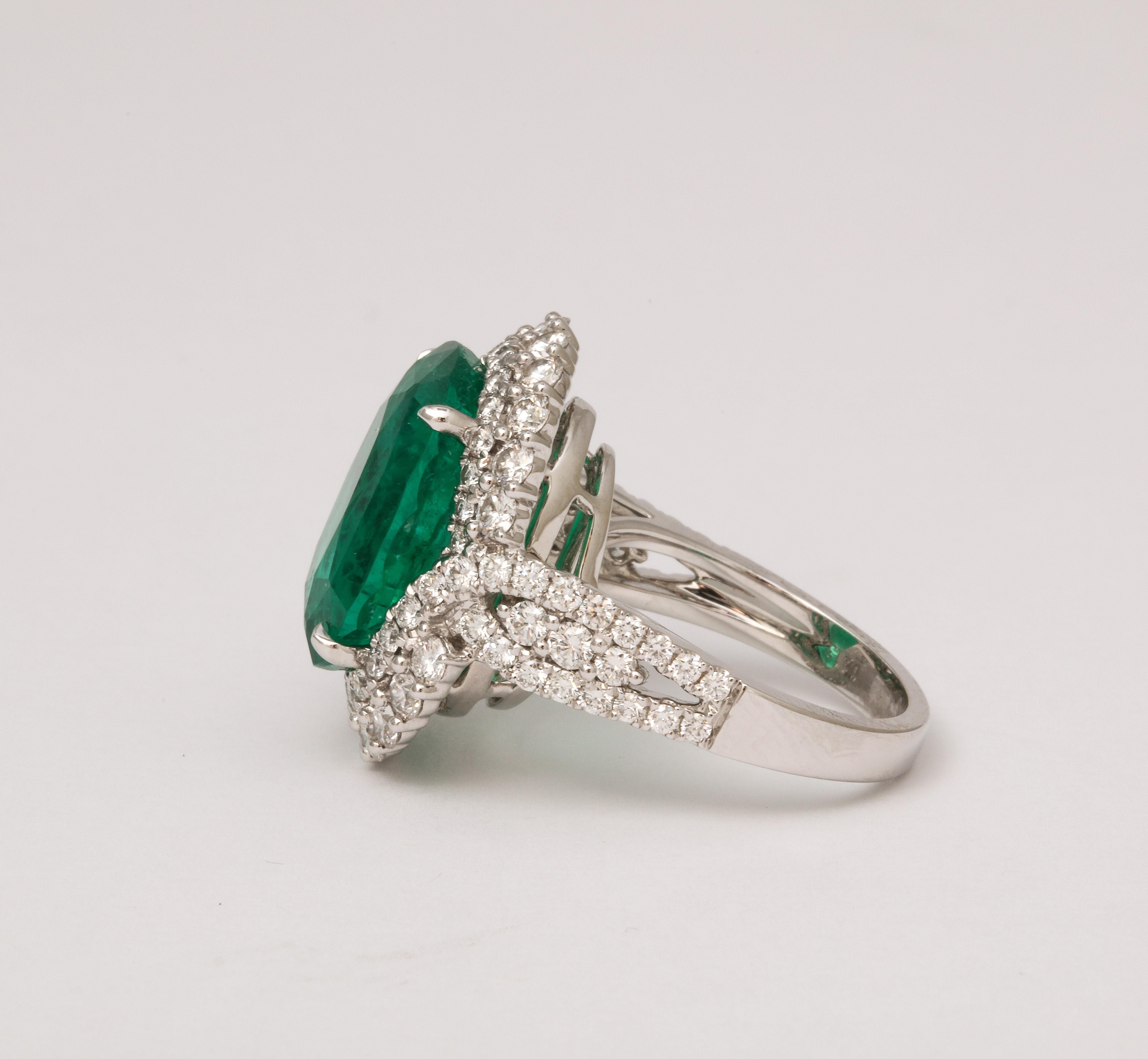 9 carat Vivid Green Emerald and Diamond Ring  In New Condition For Sale In New York, NY
