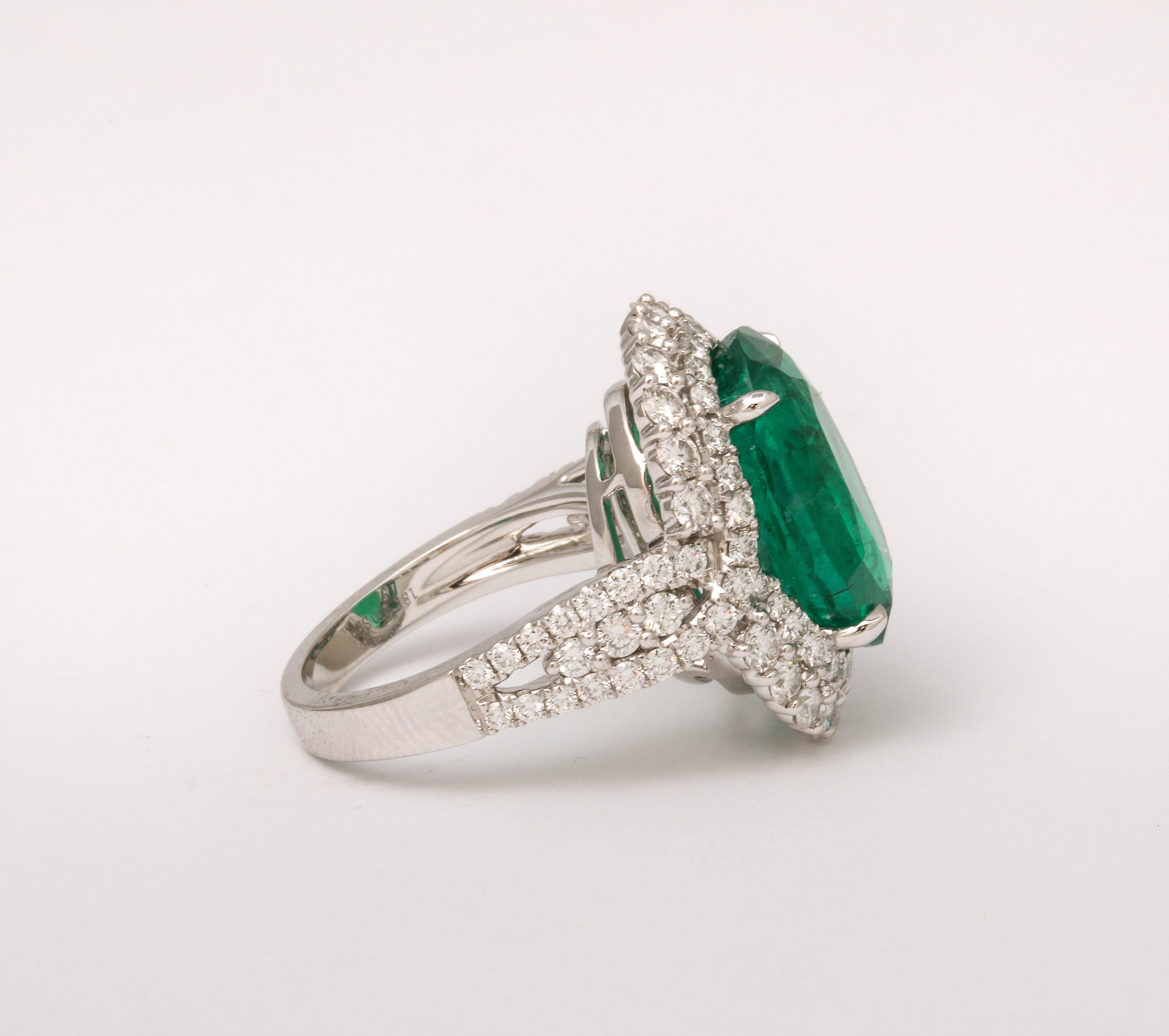 9 carat Vivid Green Emerald and Diamond Ring  For Sale 1