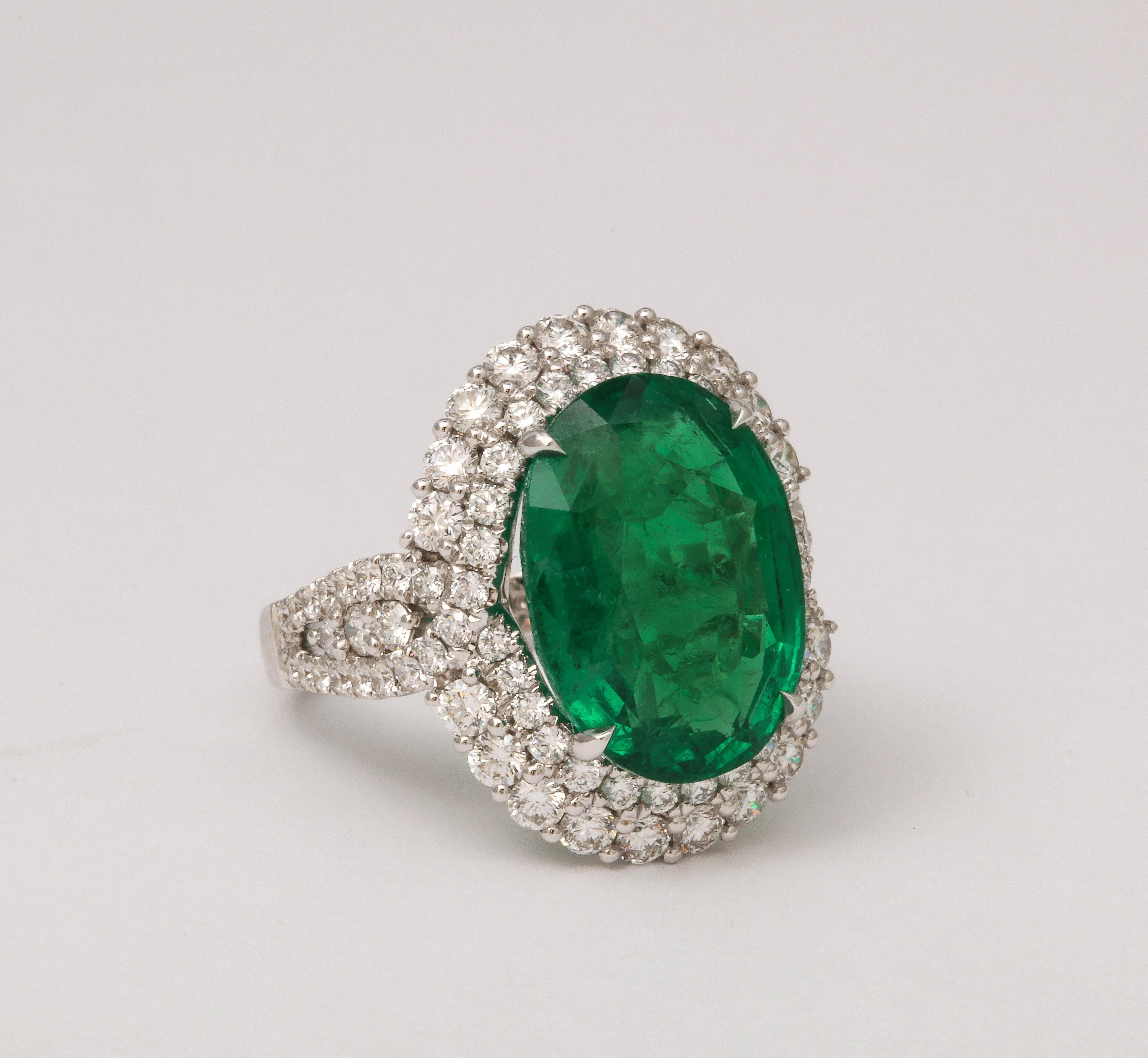 9 carat Vivid Green Emerald and Diamond Ring  For Sale 2