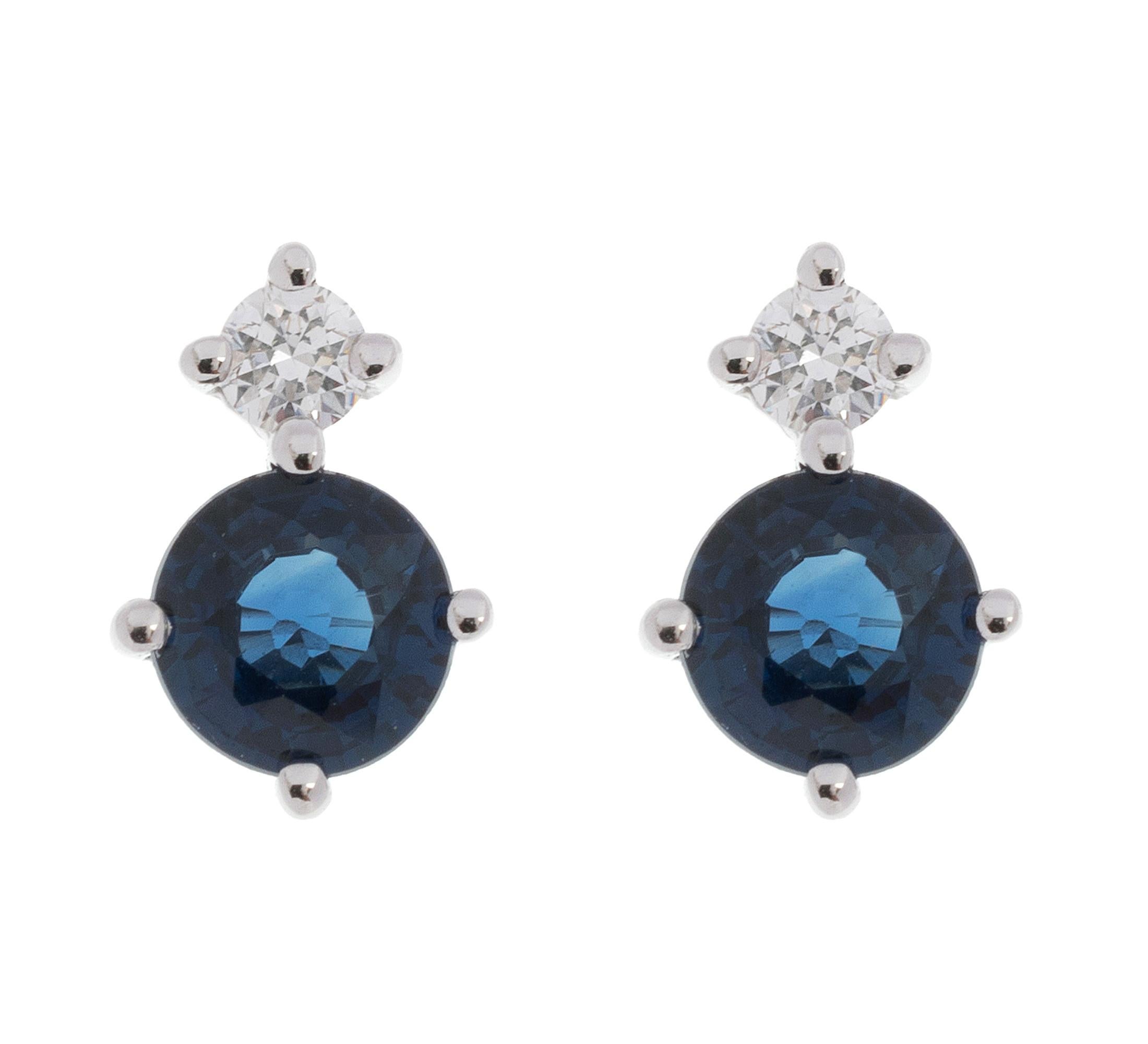 Round Cut 9 Carat White Gold 0.90 Carat Sapphire and Diamond Pendant and Earrings Set For Sale