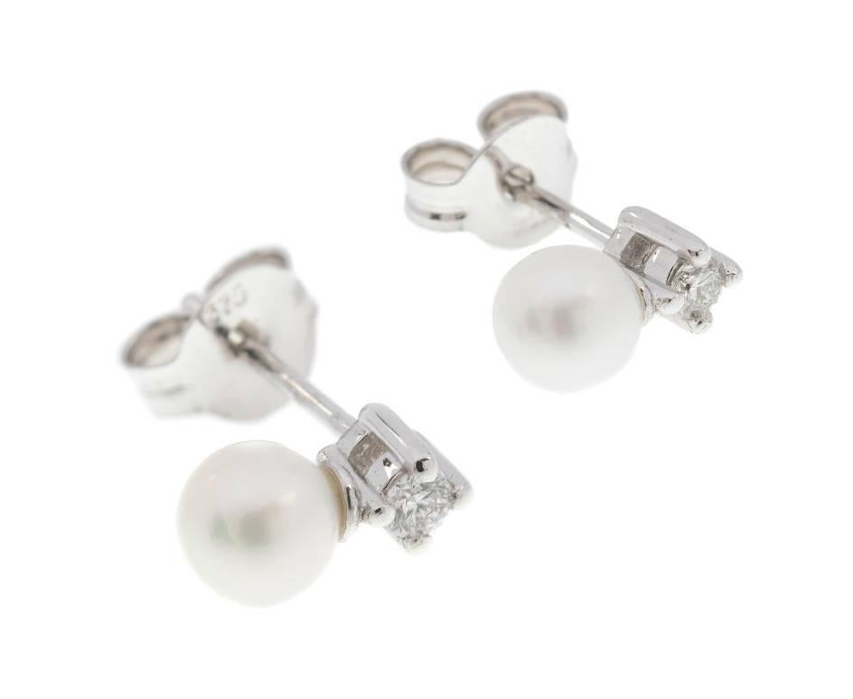 GEMMOLOGIST'S NOTES
This breathtaking pair of Ladies 9ct white gold diamond and pearl earrings. A simple yet effective pair, that is the perfect accessory for the bride on her special day.

Each Featuring a shimmering cream cultured pearl, that is