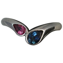 9 Karat Weißgold Wishbone-Ring mit blauem und rosa Saphir
