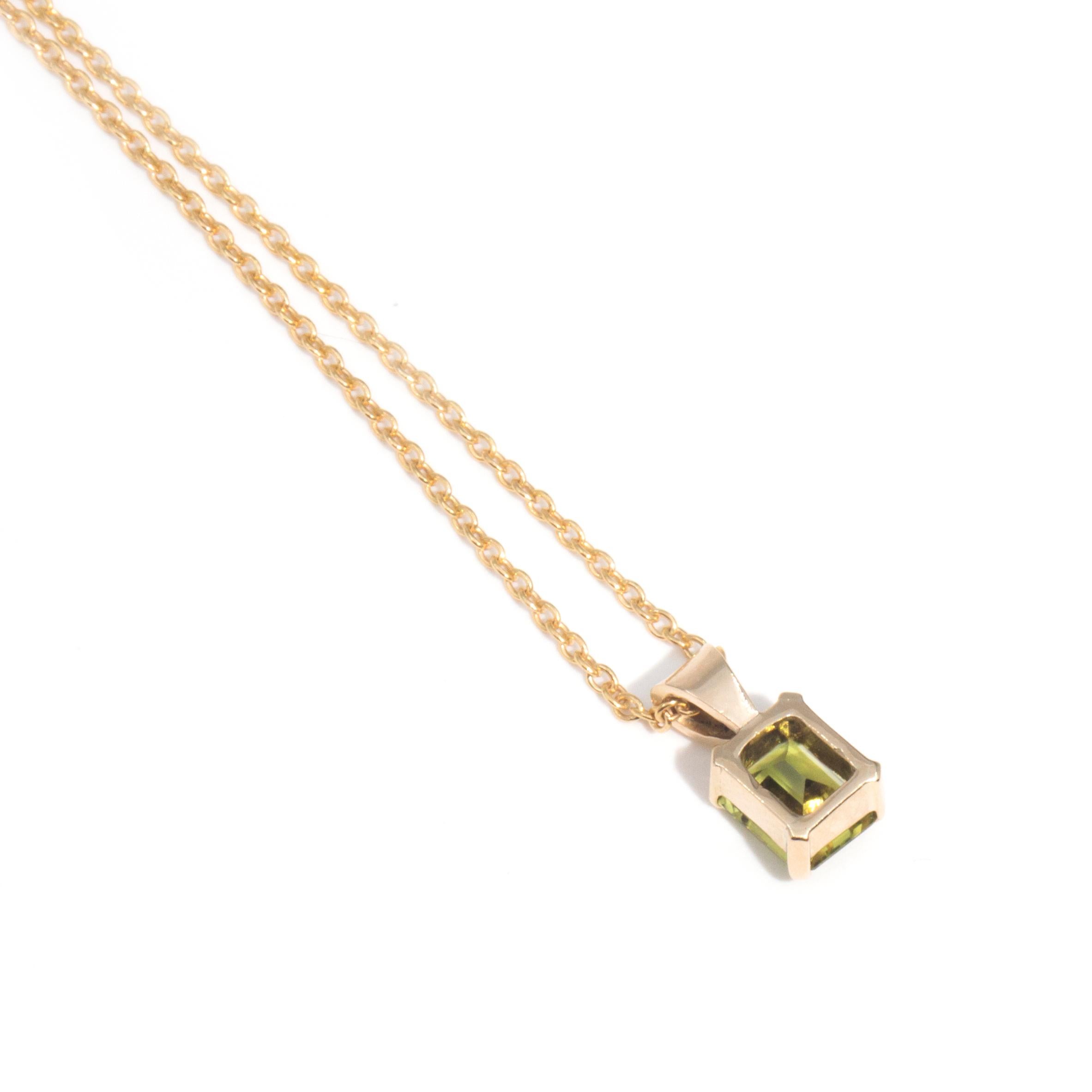 9 Carat Yellow Gold Bright Green Emerald Cut Sapphire Vintage Pendant and Chain 5