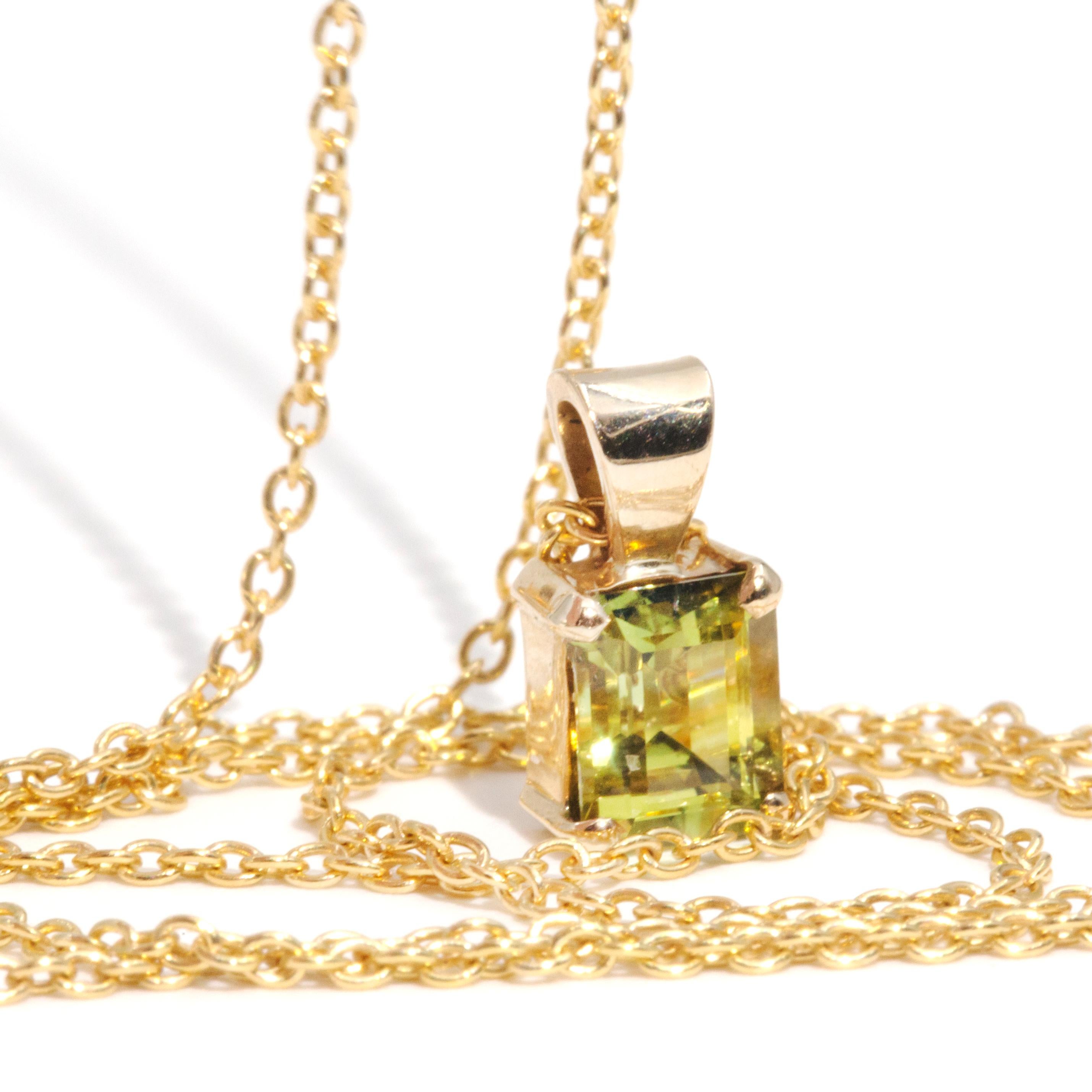 Women's 9 Carat Yellow Gold Bright Green Emerald Cut Sapphire Vintage Pendant and Chain