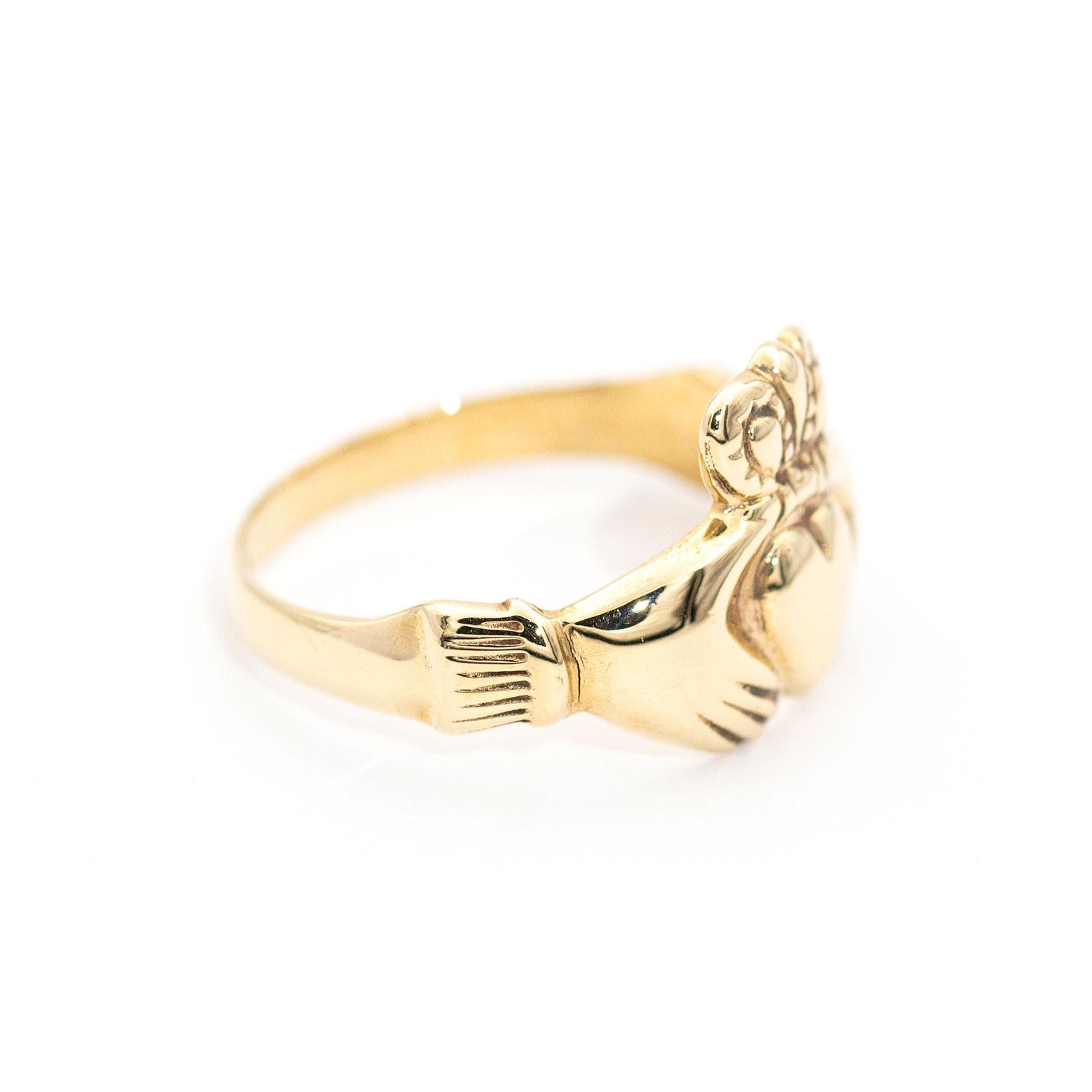 9 carat gold claddagh ring